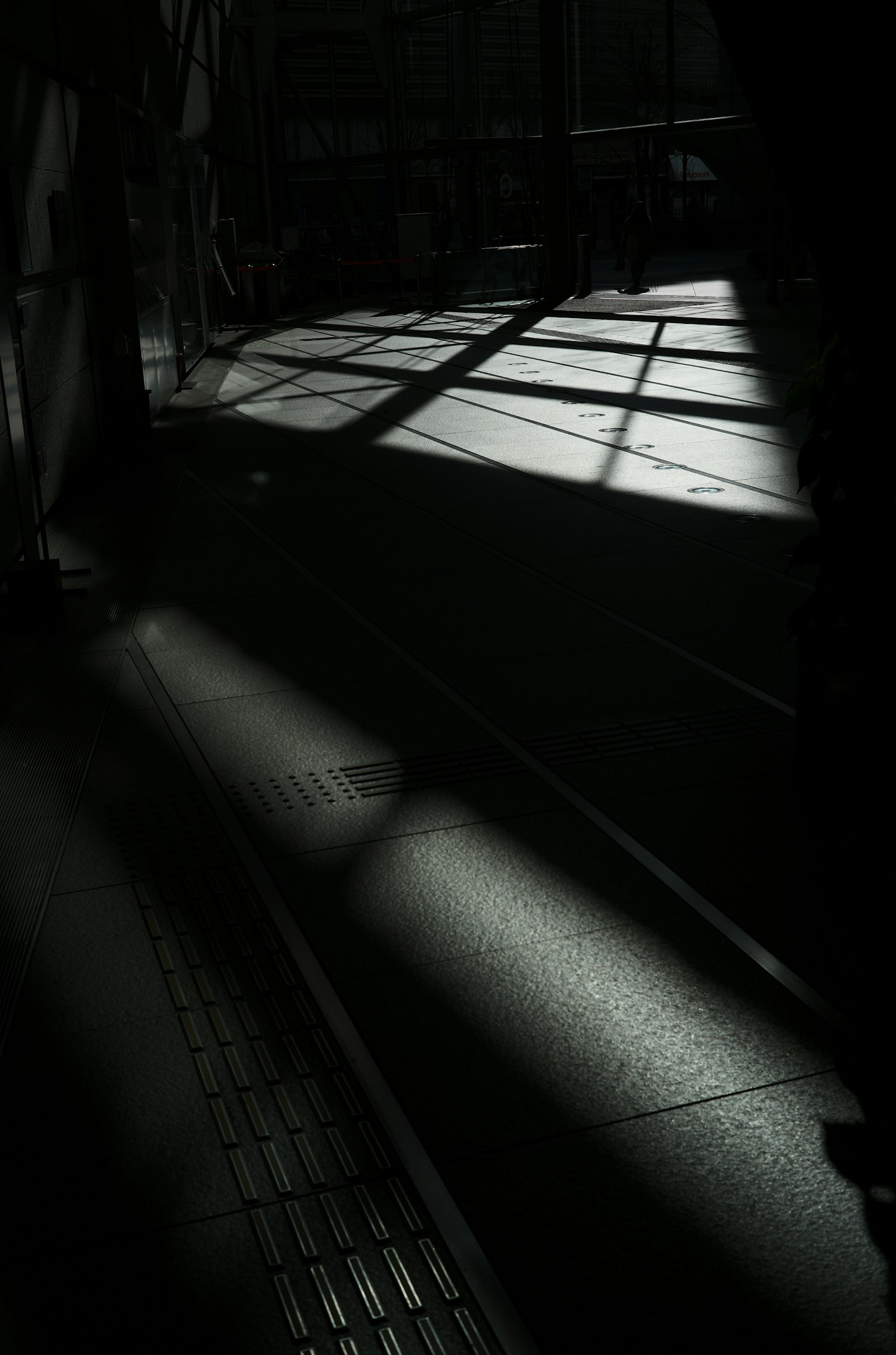 Contraste de sombras y luz en un espacio oscuro