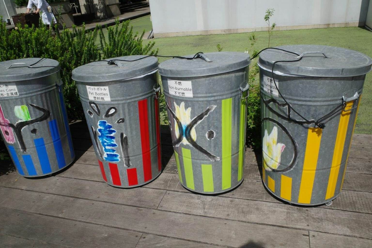 Bidoni della spazzatura colorati disposti in fila