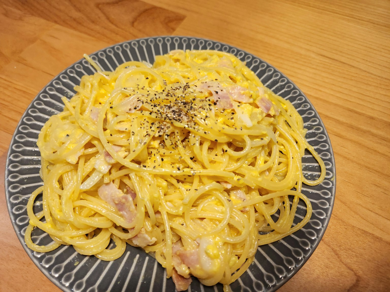 Cremige Spaghetti auf einem dekorierten Teller serviert