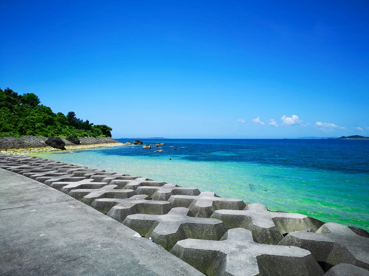 美麗海灘的風景，藍色海洋和混凝土防波堤