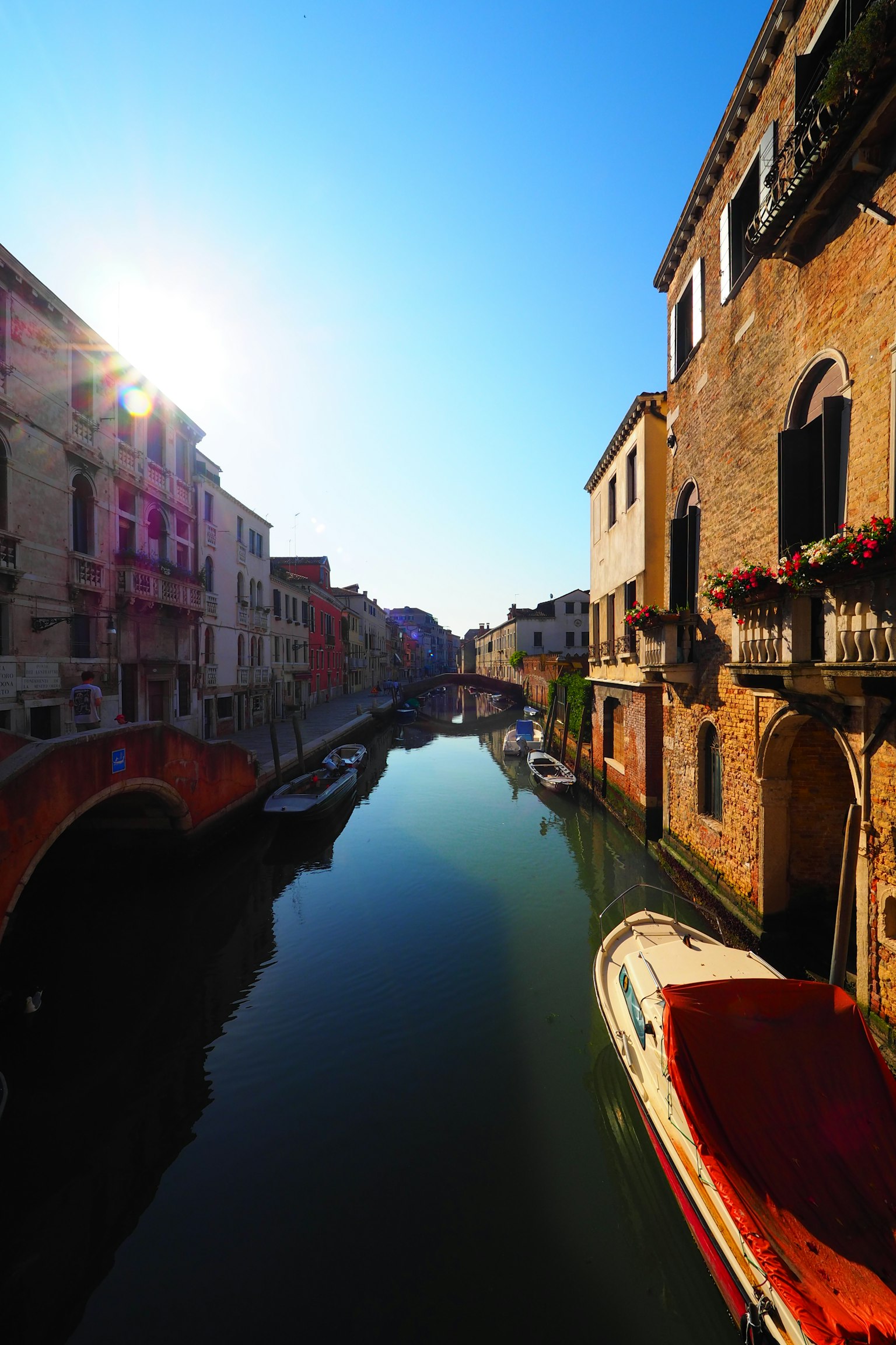 Vista encantadora del canal con edificios y barcos bajo un cielo azul claro