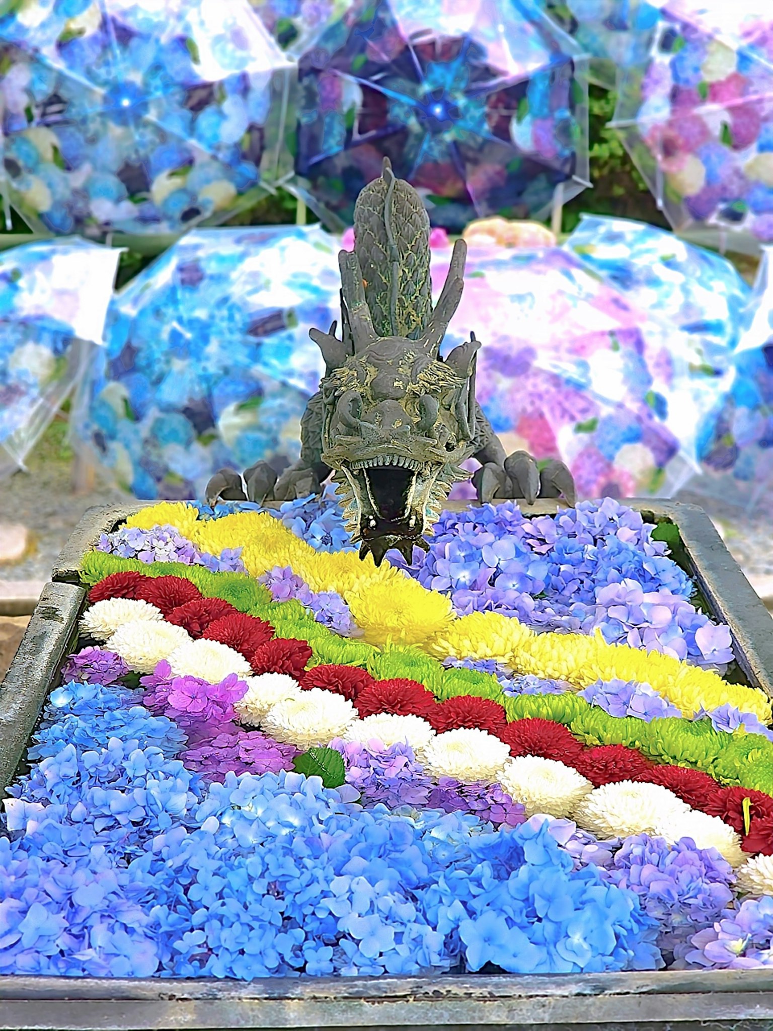 色彩缤纷的花瓣布置在祭坛上，背景有伞