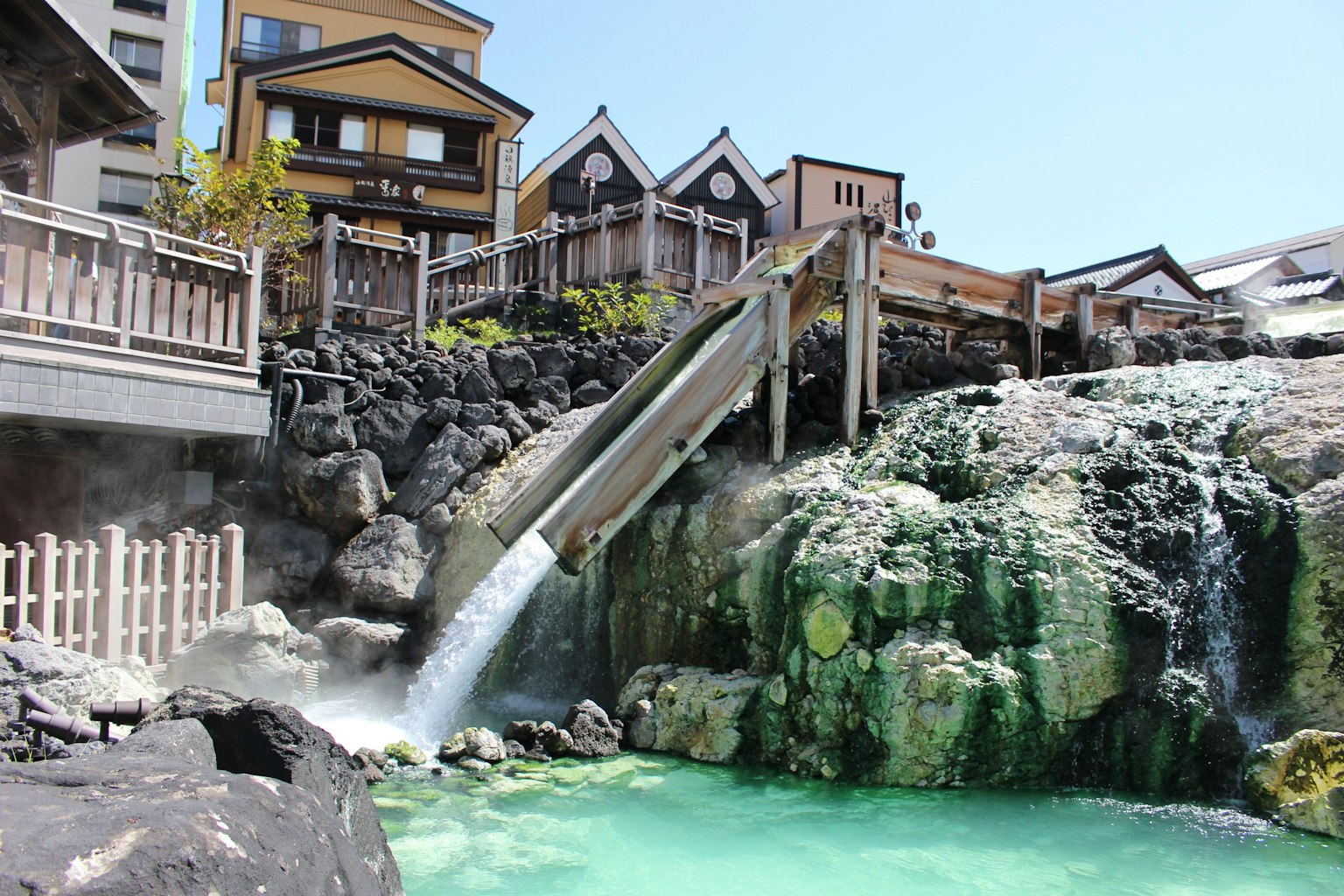 溫泉滑水道和碧綠色瀑布的風景