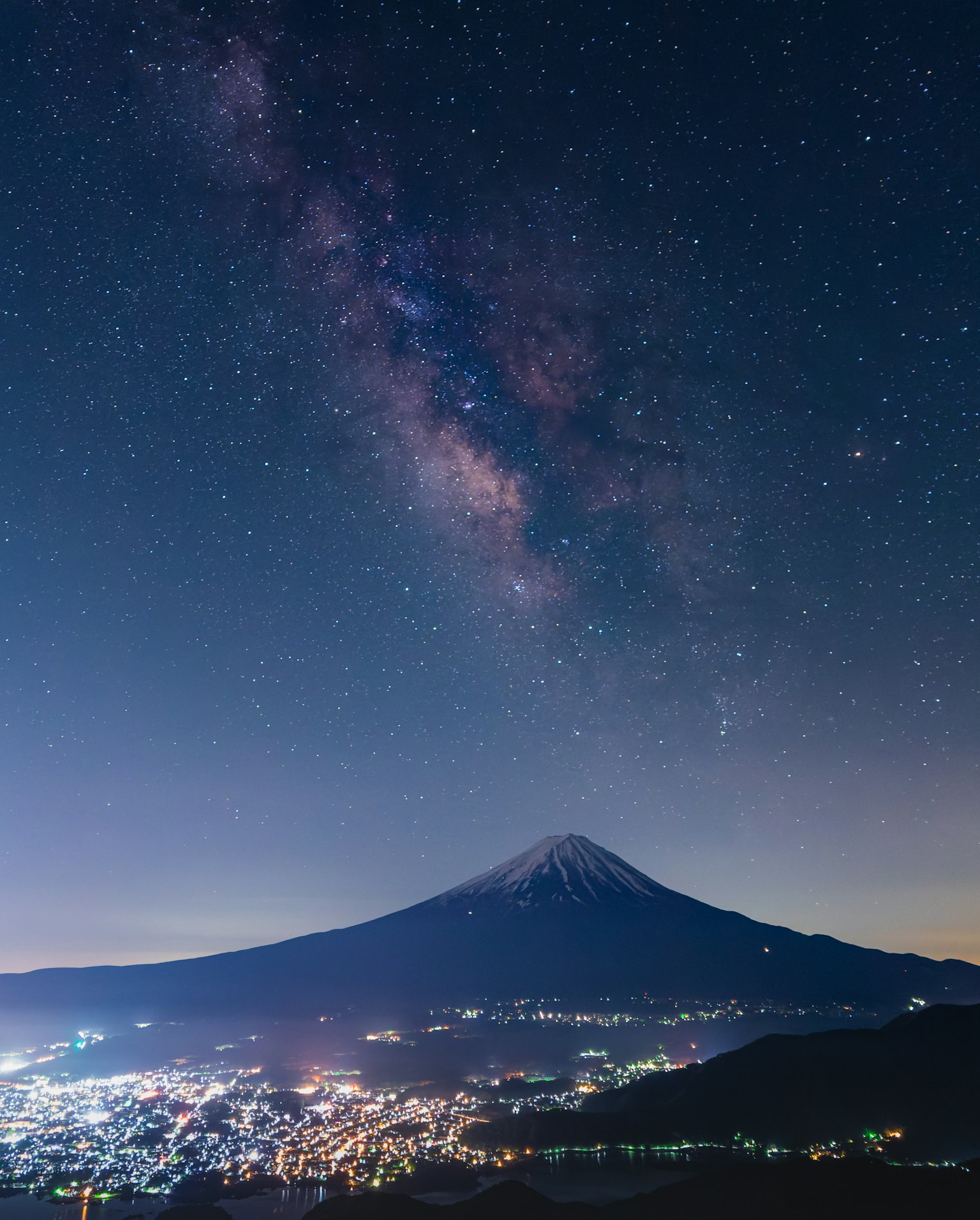 富士山下星空下的壮丽景色与银河