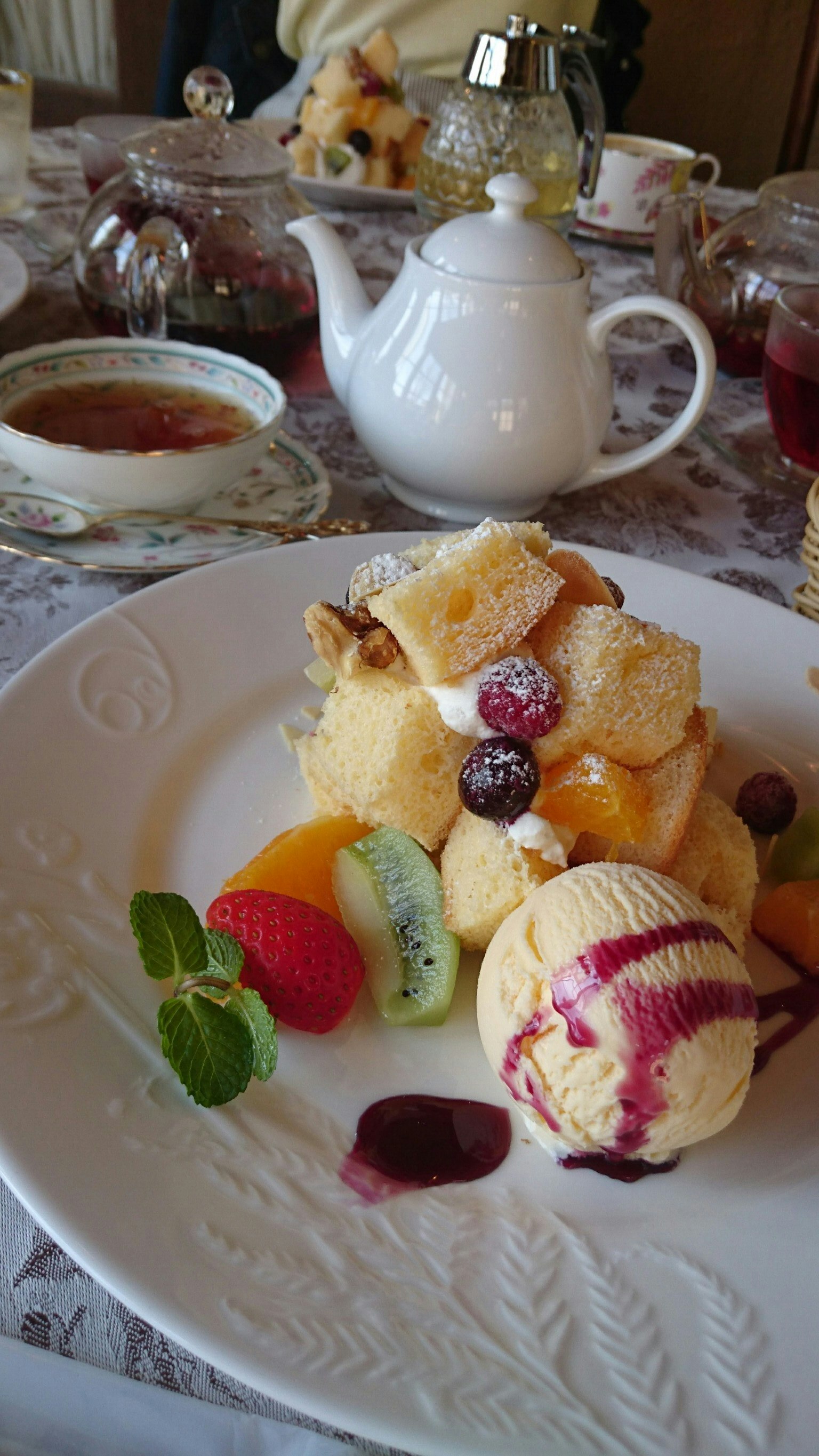 ขนมหวานอร่อยกับไอศกรีมและกาน้ำชา