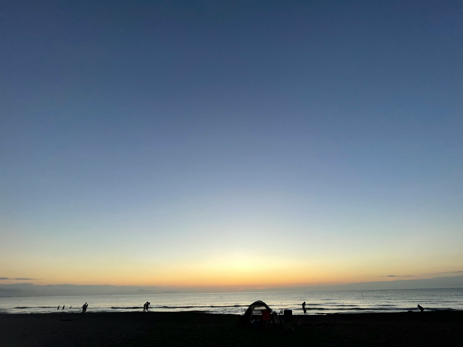 海上的壮丽日落与人们的剪影