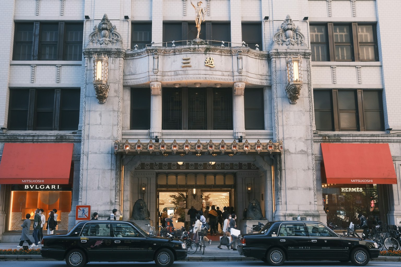 Edificio in stile Art Deco con persone riunite all'esterno