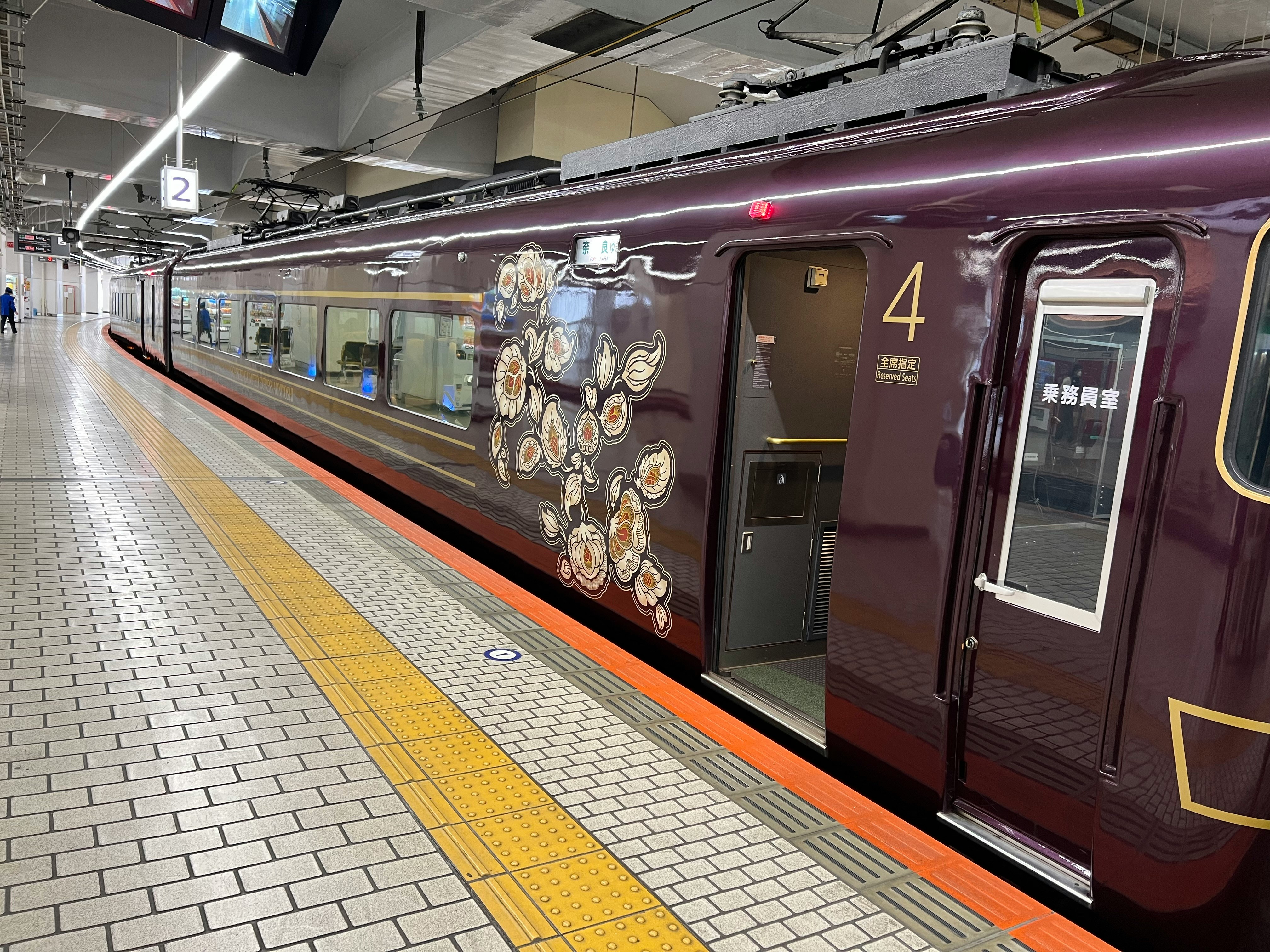 车站站台上的彩绘列车车厢侧面