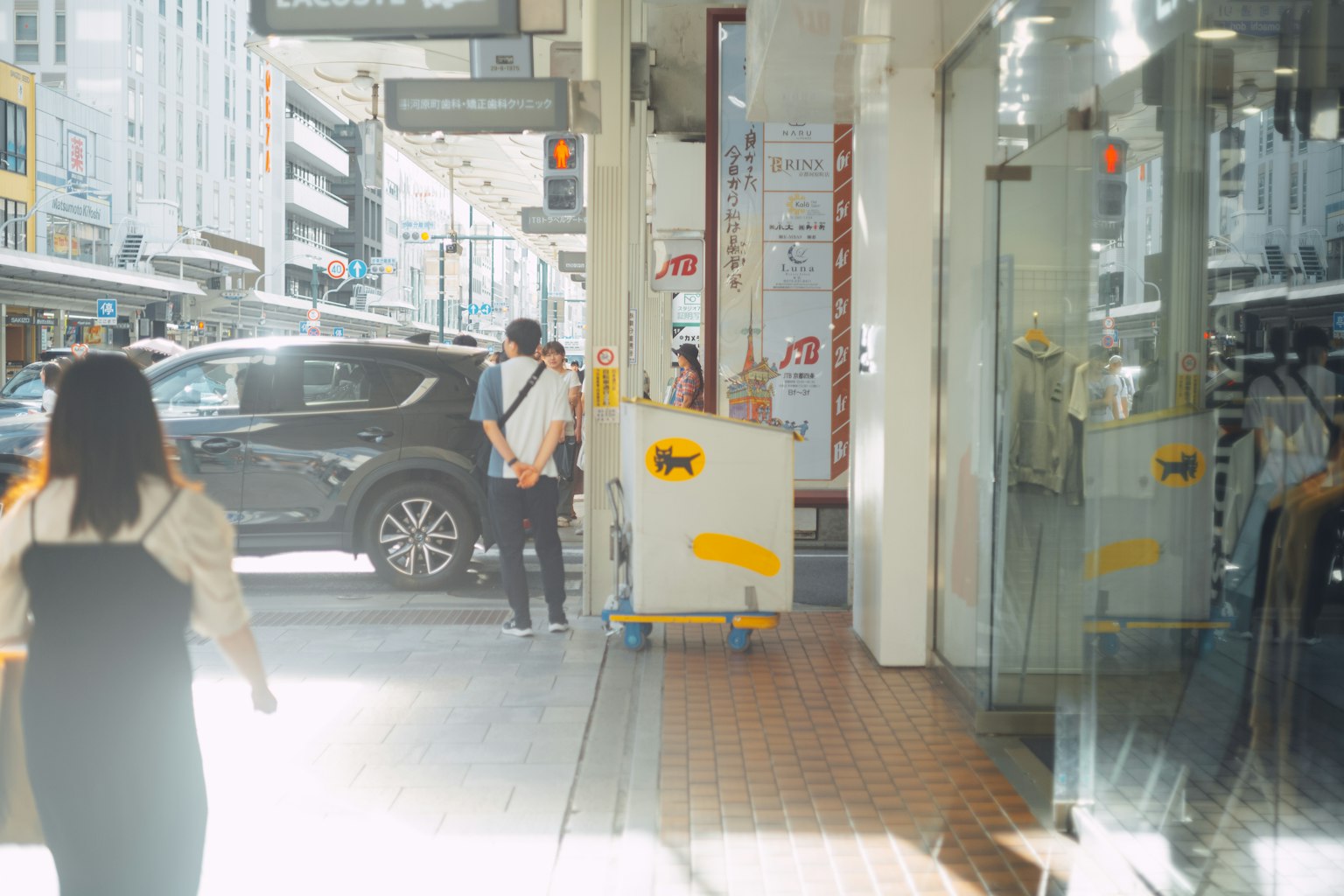 繁忙的街道场景 行人和汽车可见店面