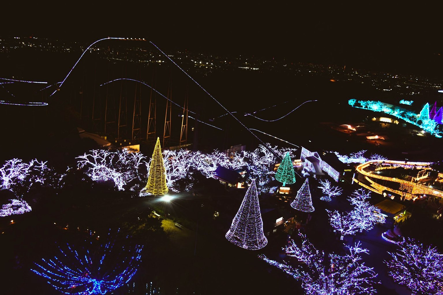Khung cảnh ban đêm của cây thông Noel được chiếu sáng và vòng quay