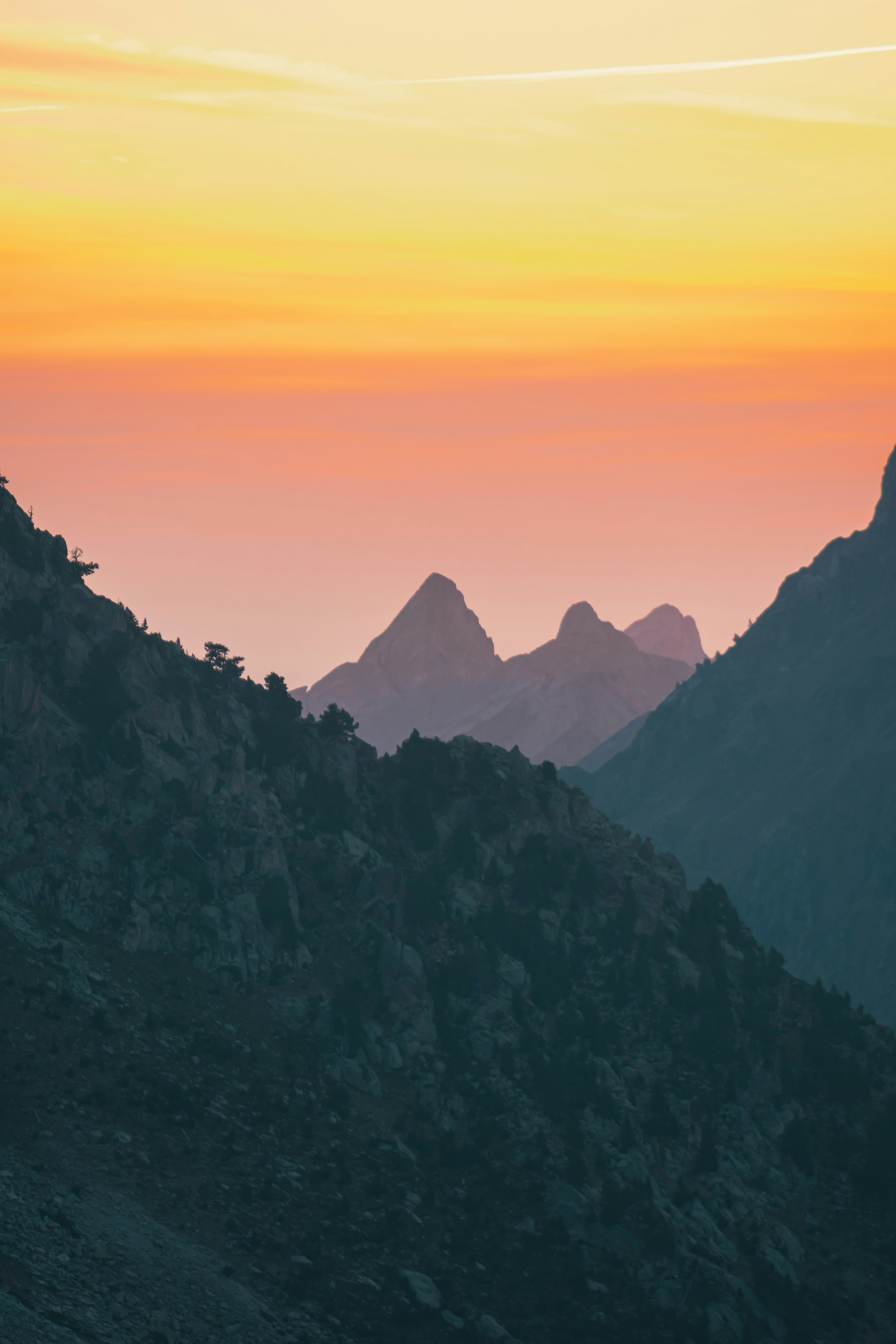 silhouettes de montagnes sous un ciel de lever du soleil