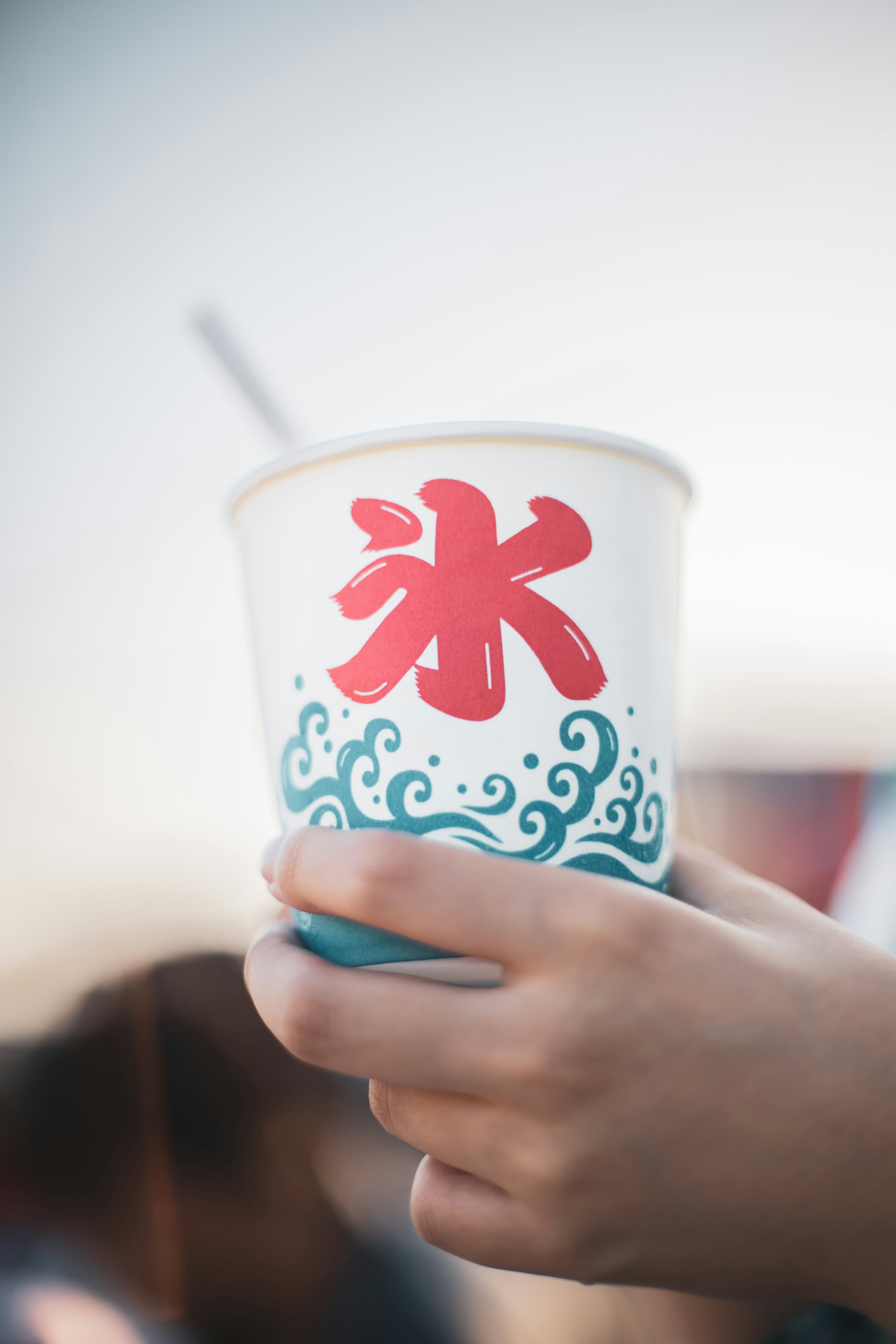 手拿珍珠奶茶杯