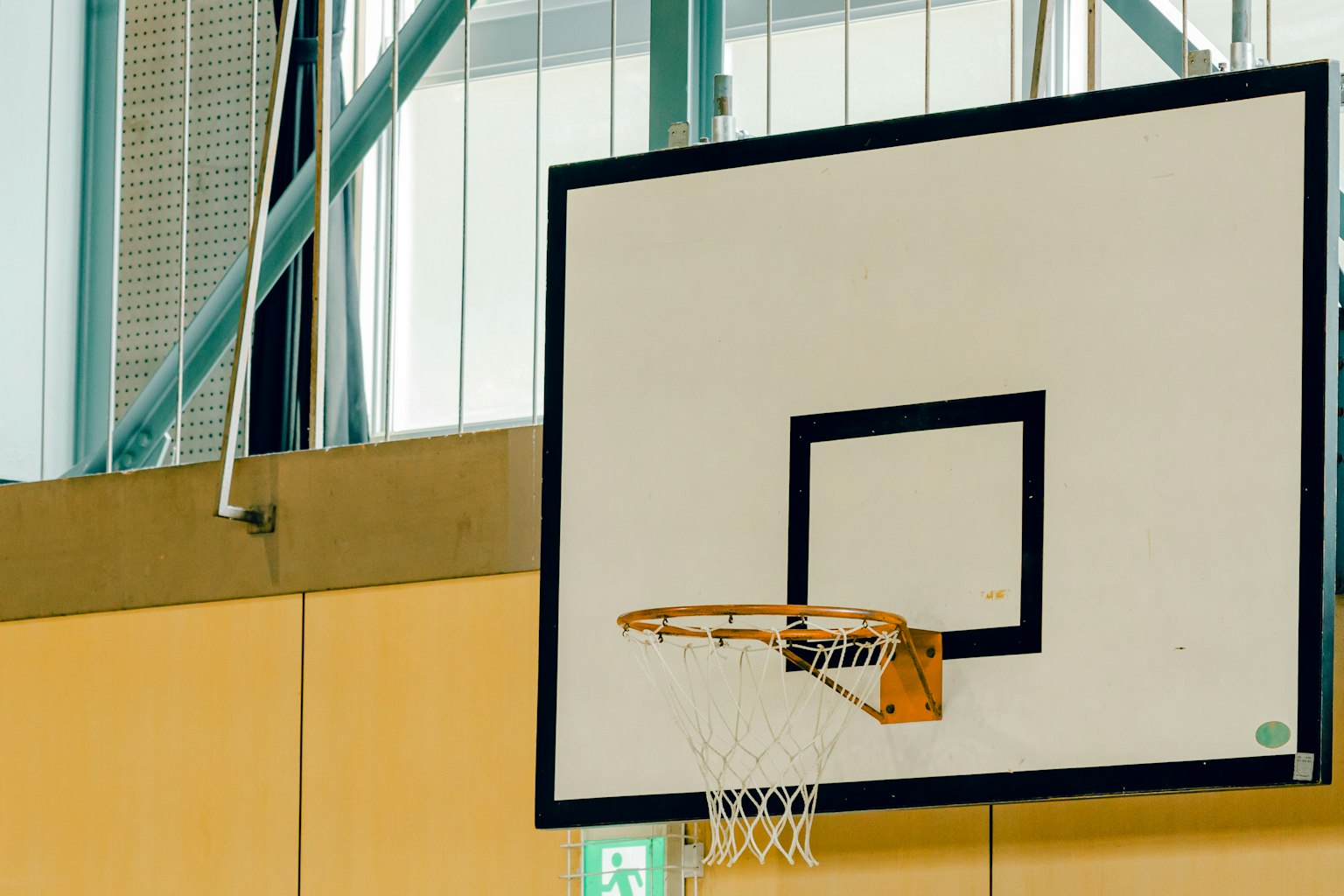 Canestro da basket e tabellone in una palestra