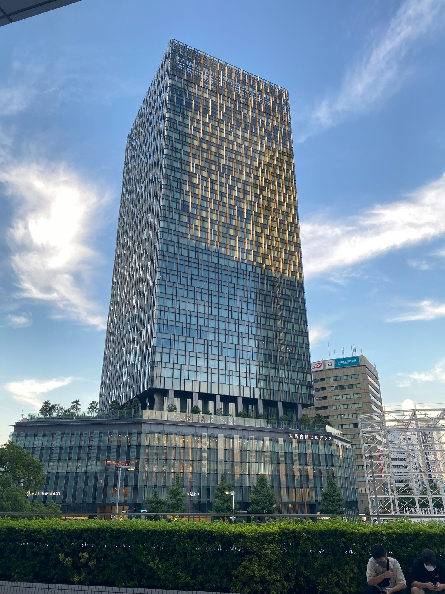 Grattacielo moderno con facciata in vetro riflettente e cielo blu