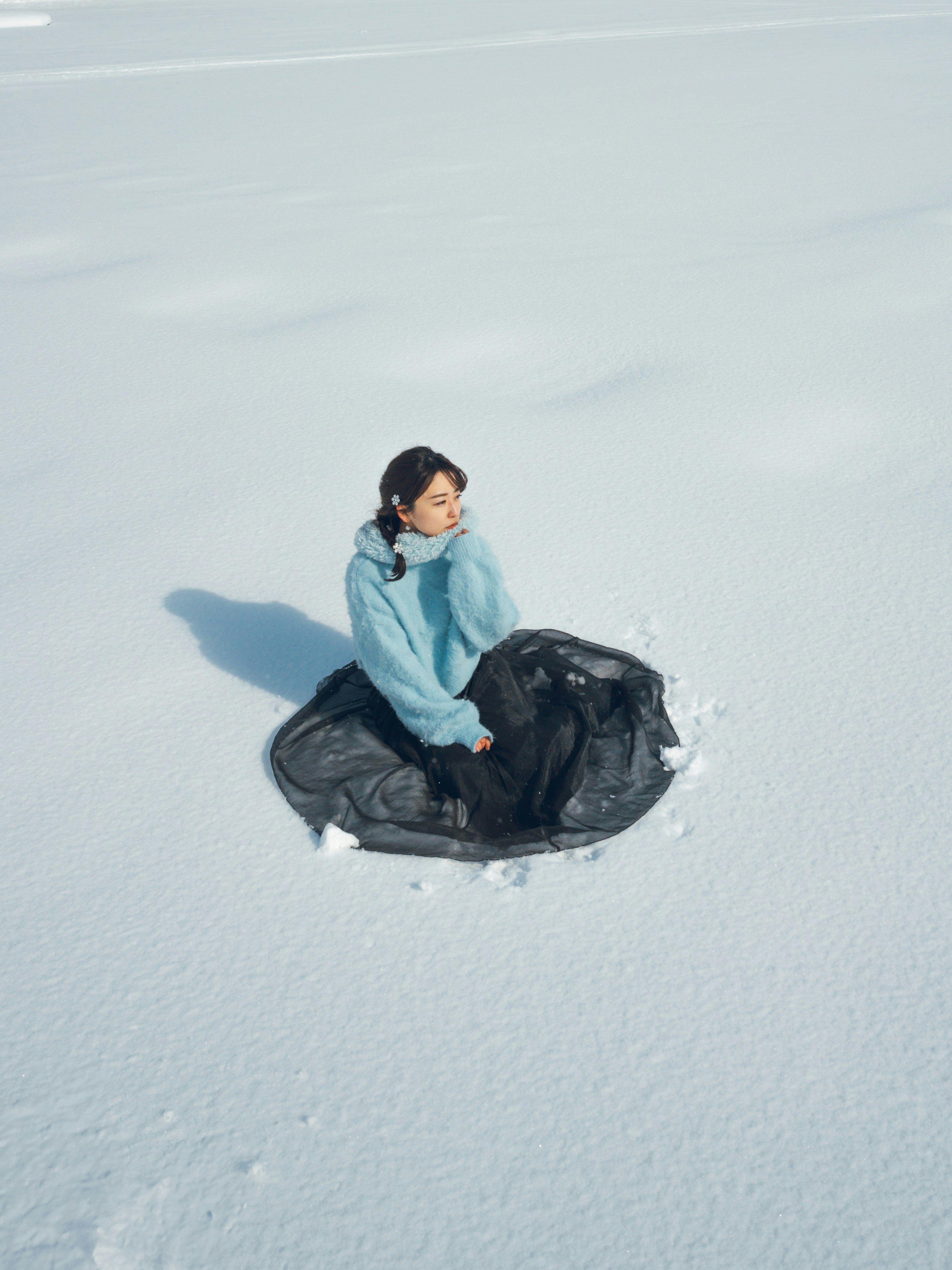 雪原でそりに乗る子ども