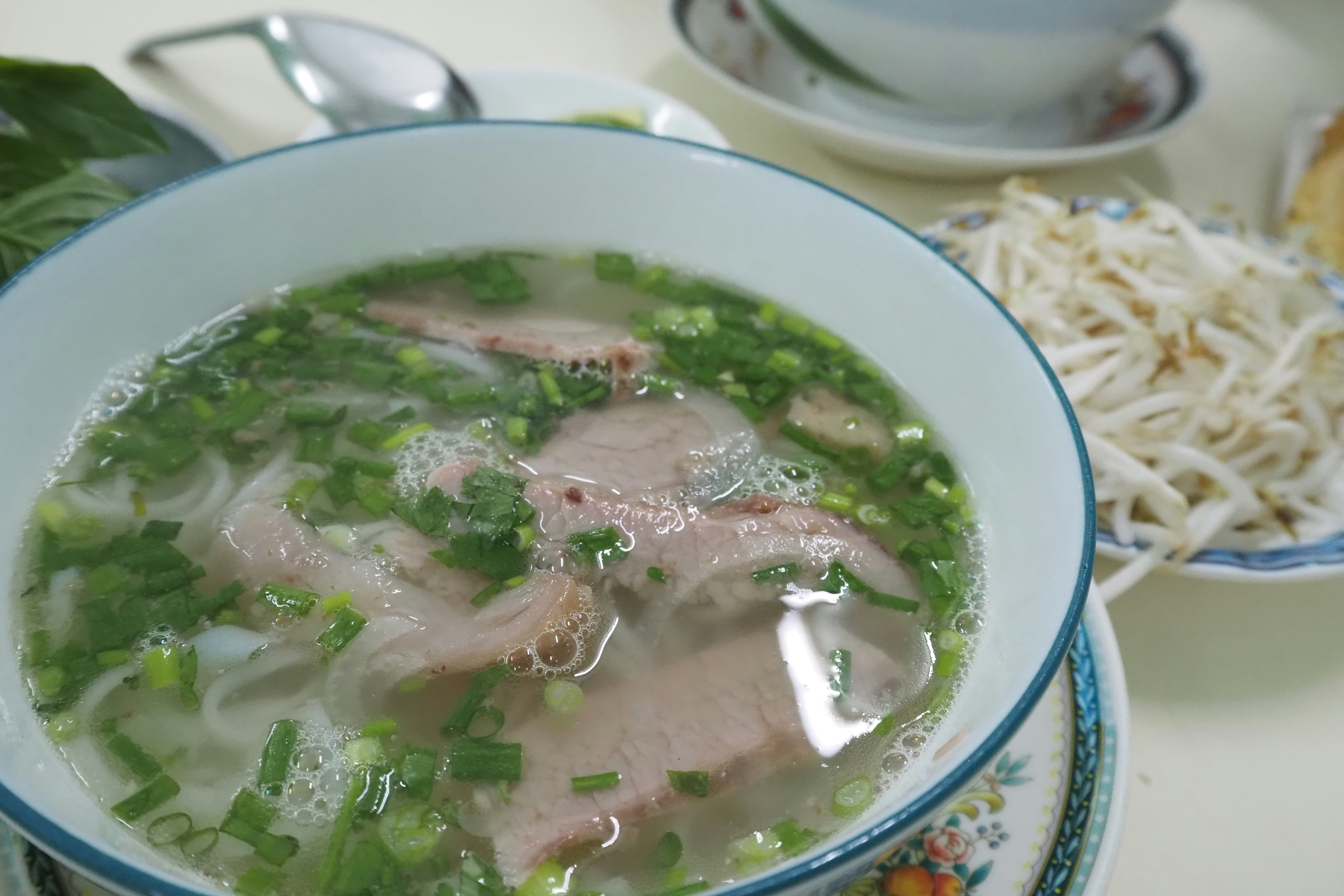 ciotola di pho di pollo con erbe fresche