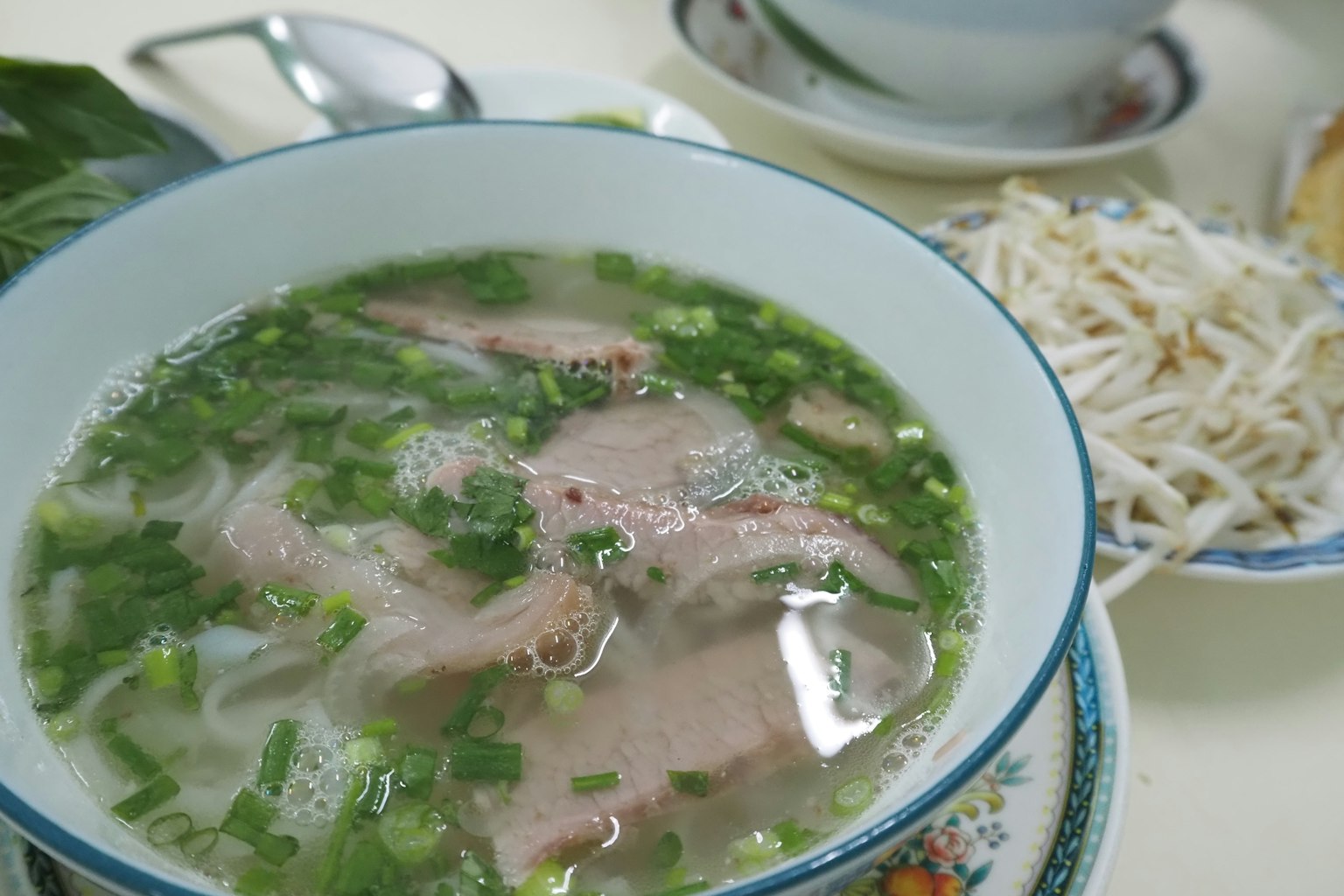 Mangkuk sup dengan sayuran hijau dan daging
