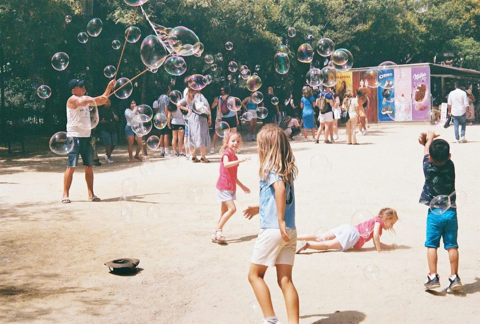 子供たちが大きなシャボン玉で遊んでいる公園の風景