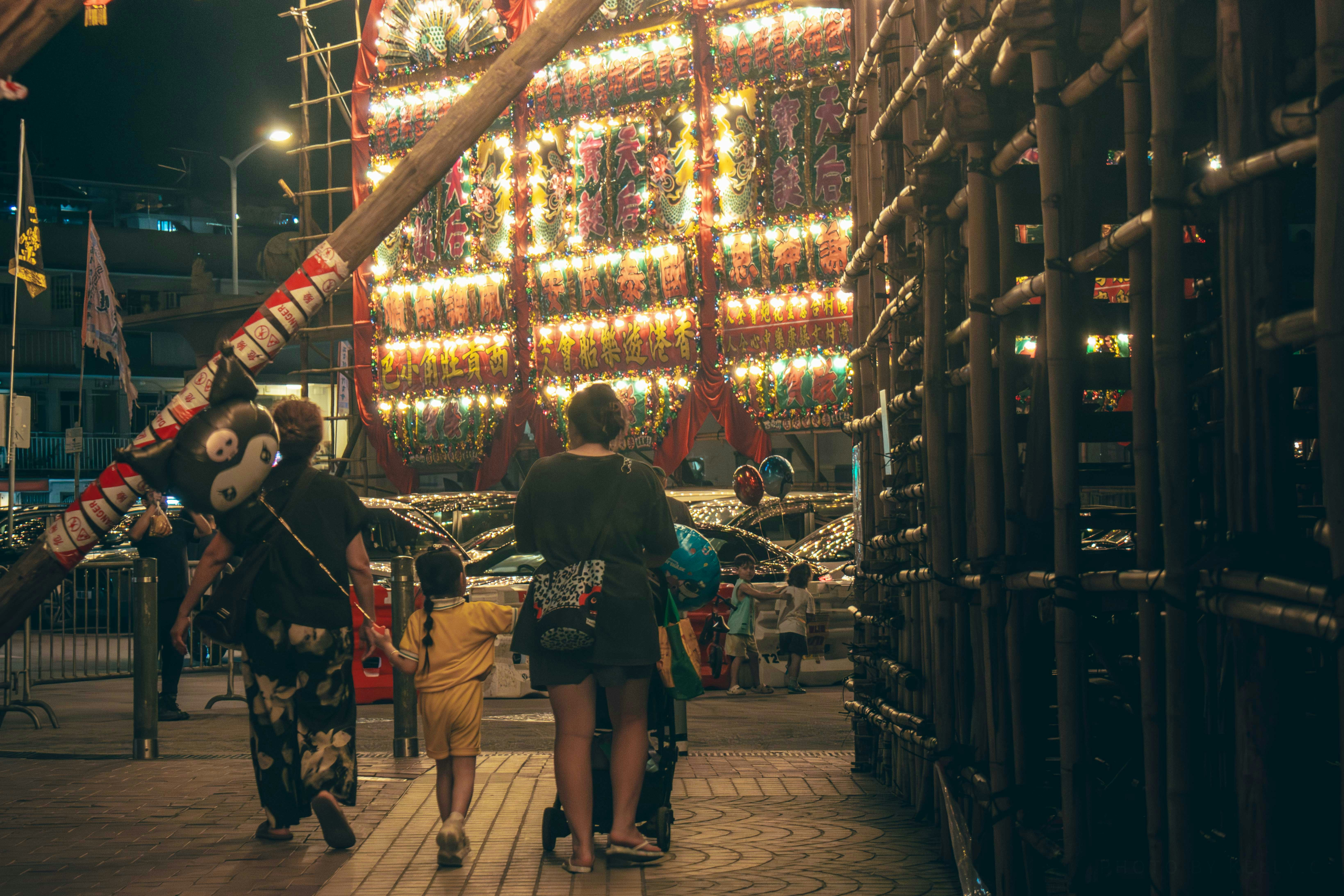 Nächtlicher Weg beim Sai Kung Tin Hau Festival mit Bambusbühne und Laternen