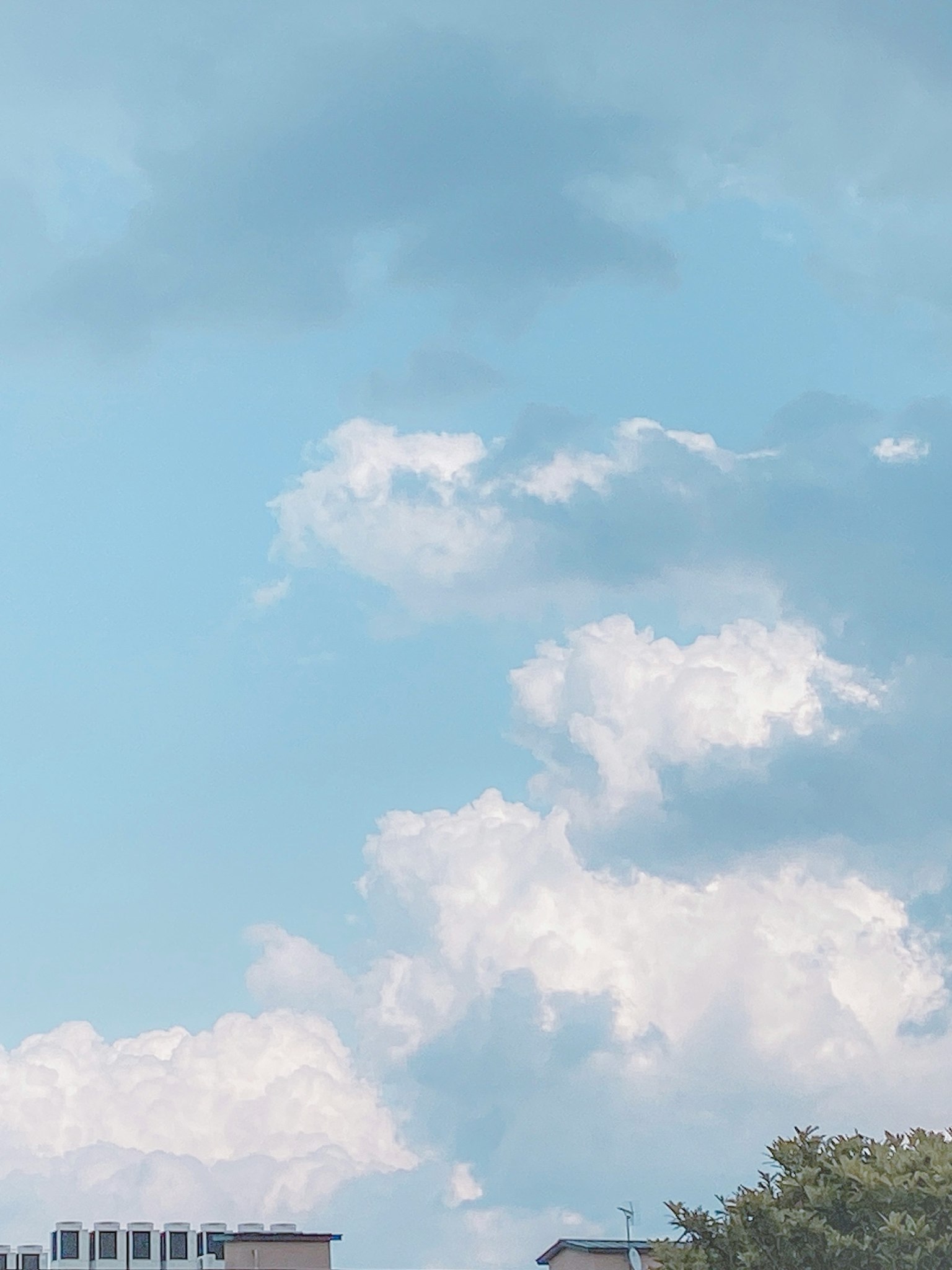 Un paesaggio di nuvole bianche che fluttuano in un cielo blu