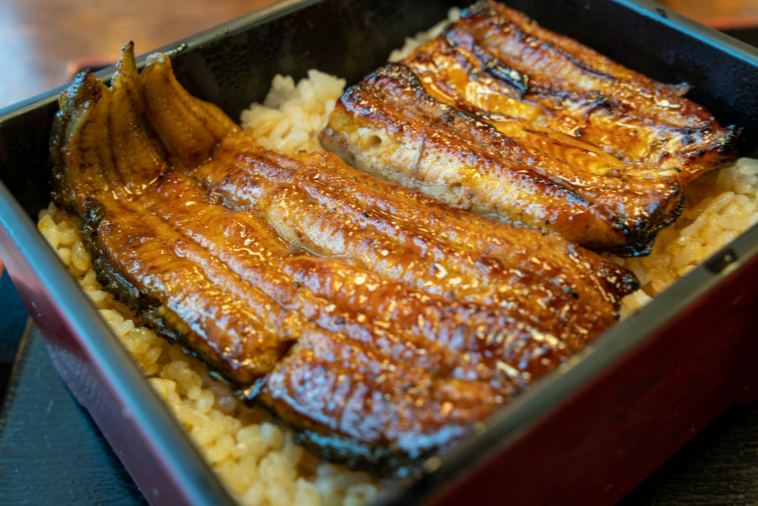 Bento con anguilla grigliata su riso