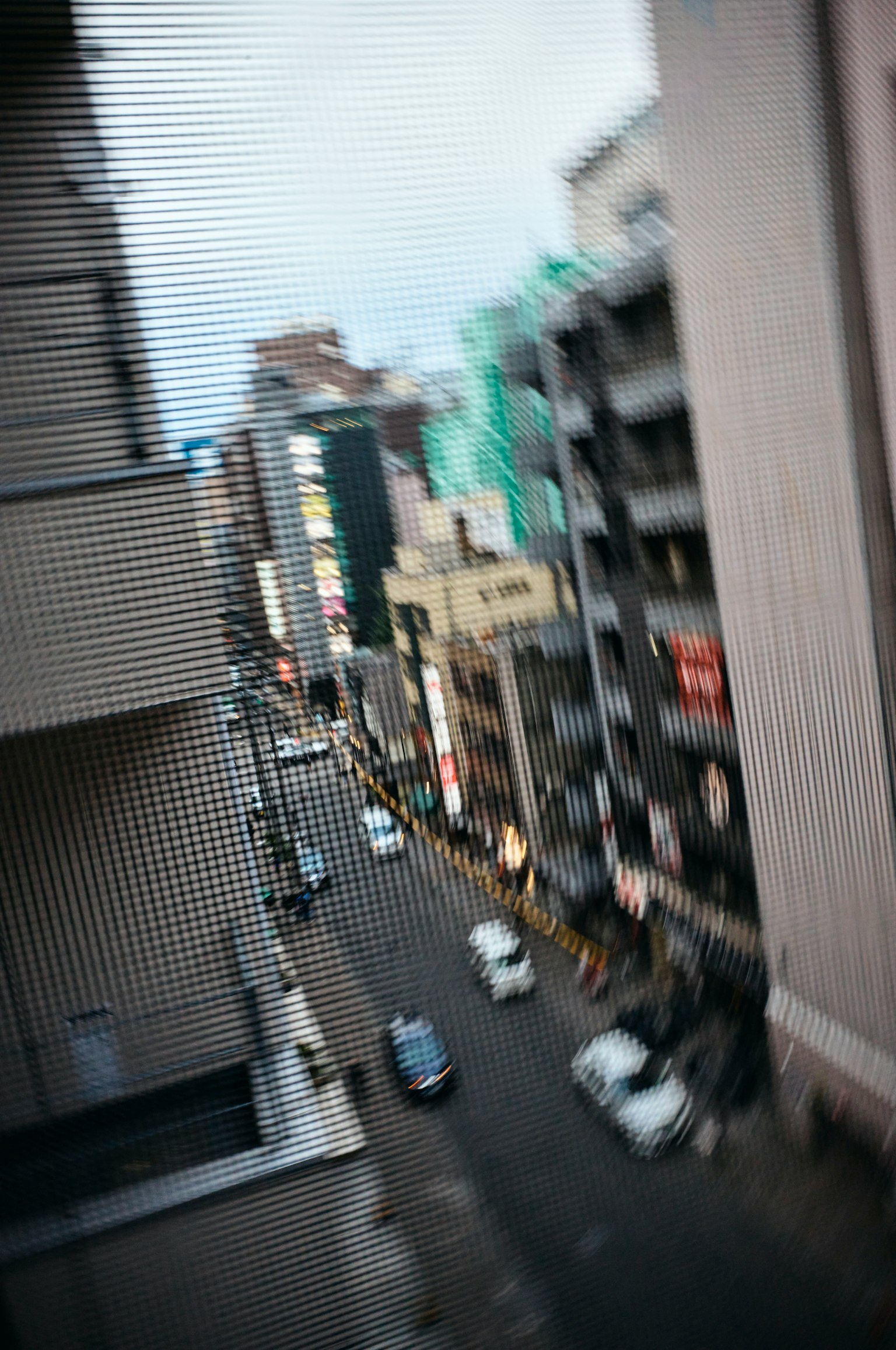城市街道景观在建筑之间有汽车和城市风光