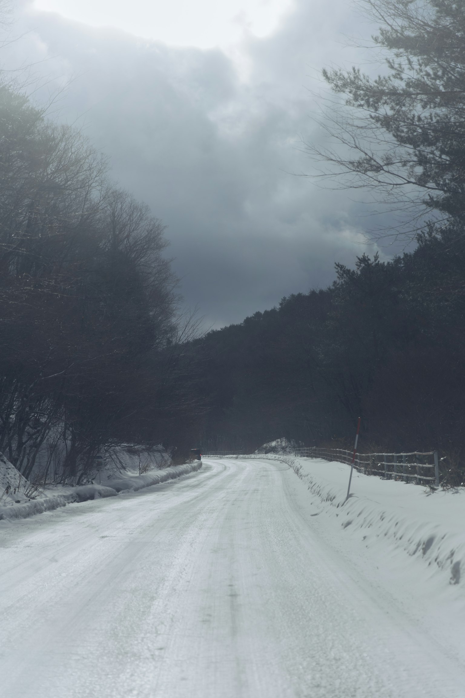 被雪覆盖的道路和阴云