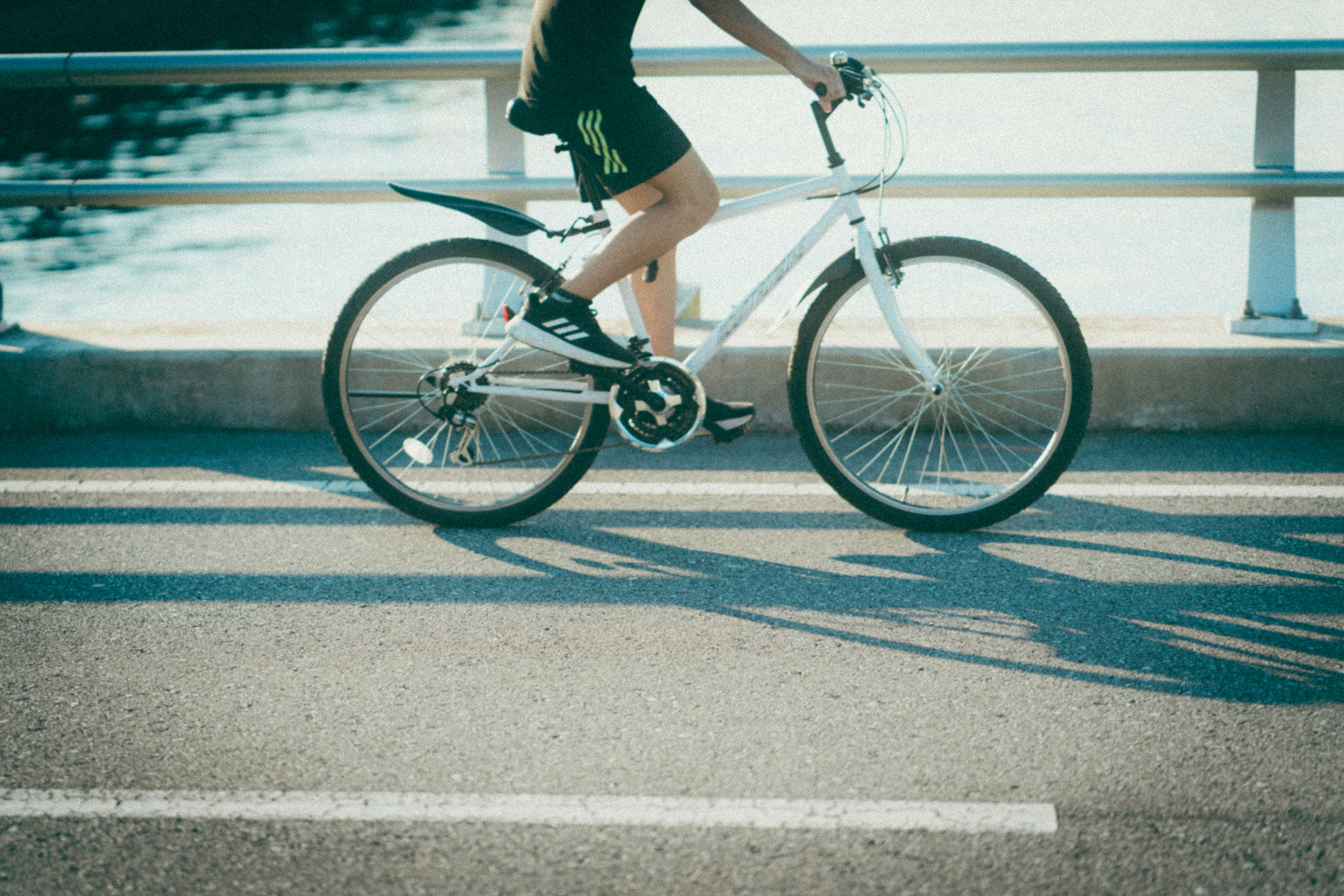 vélo et jambes du cycliste sur un pont