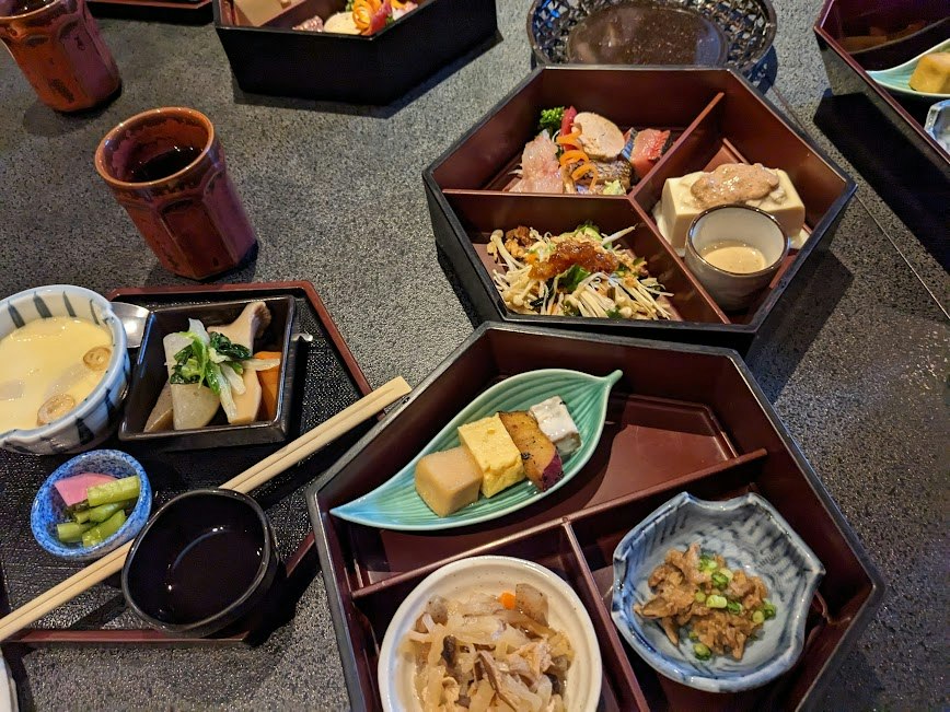 Kumpulan aneka hidangan Jepang dalam kotak bento