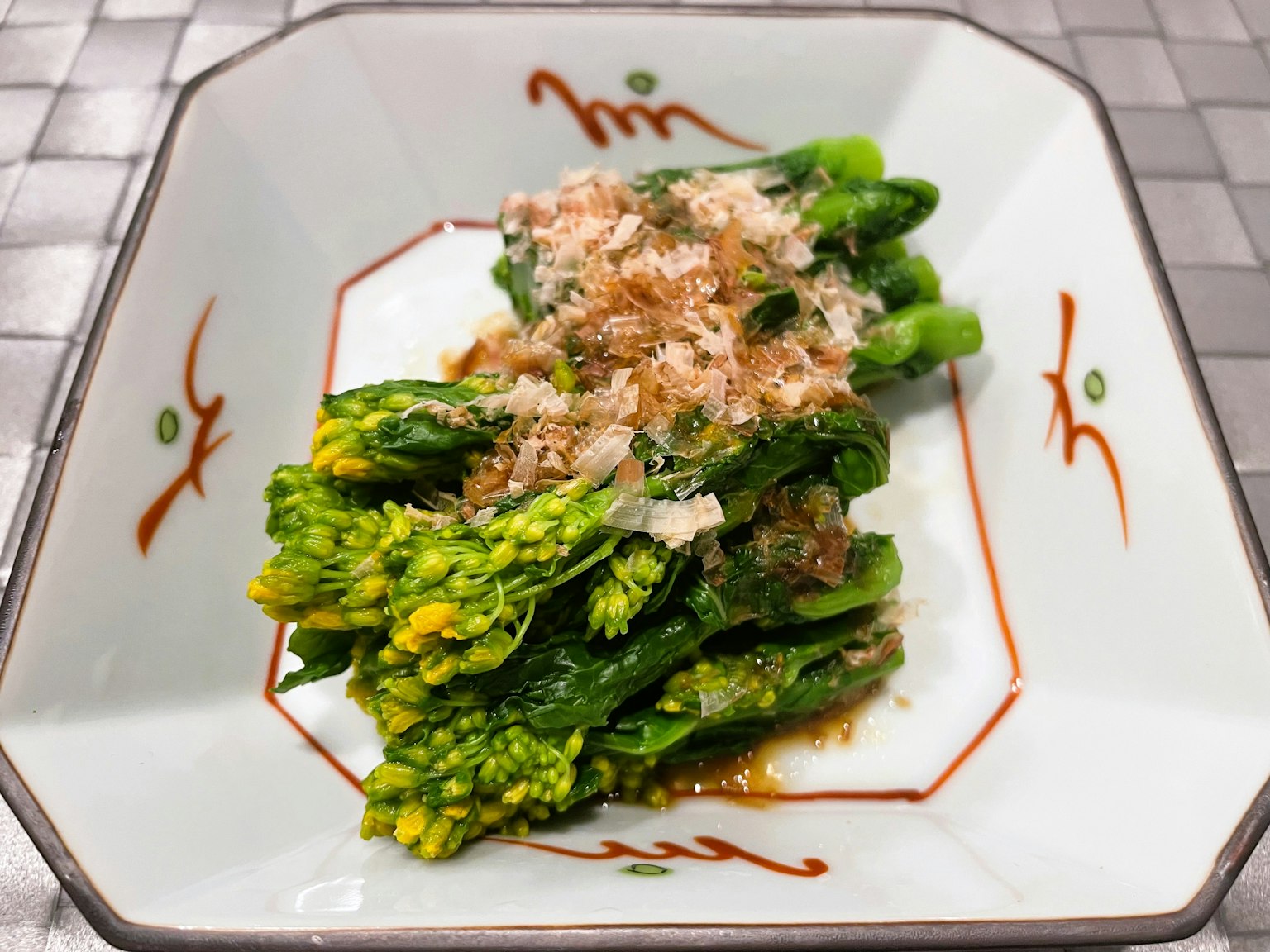 Asperges joliment présentées garnies de flocons de bonite