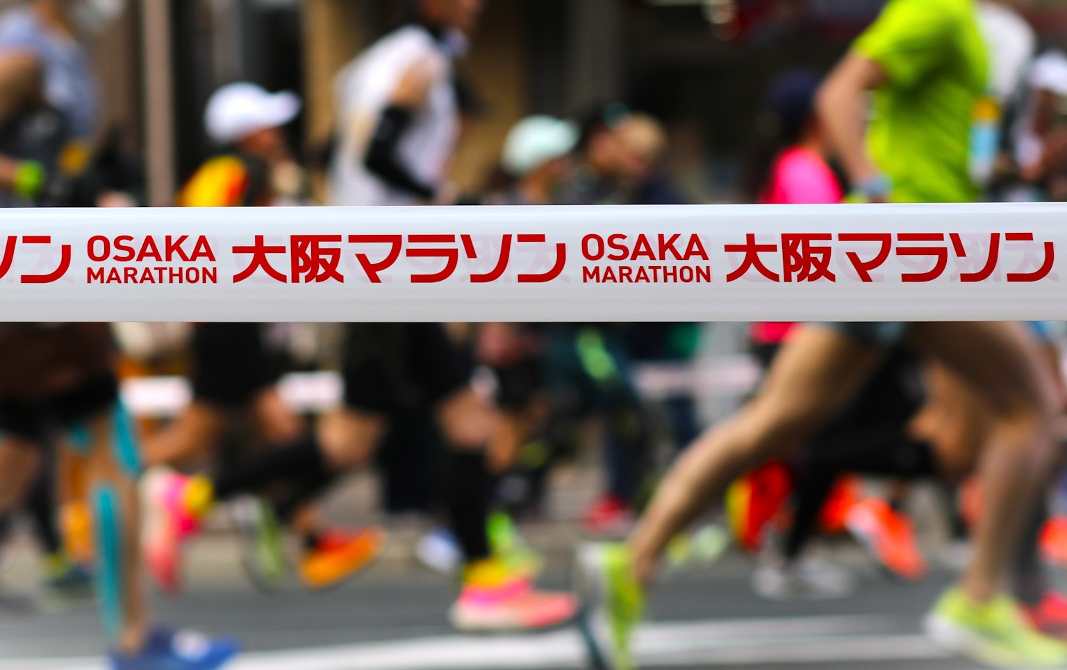 Corridori che attraversano il traguardo del Marathon di Osaka