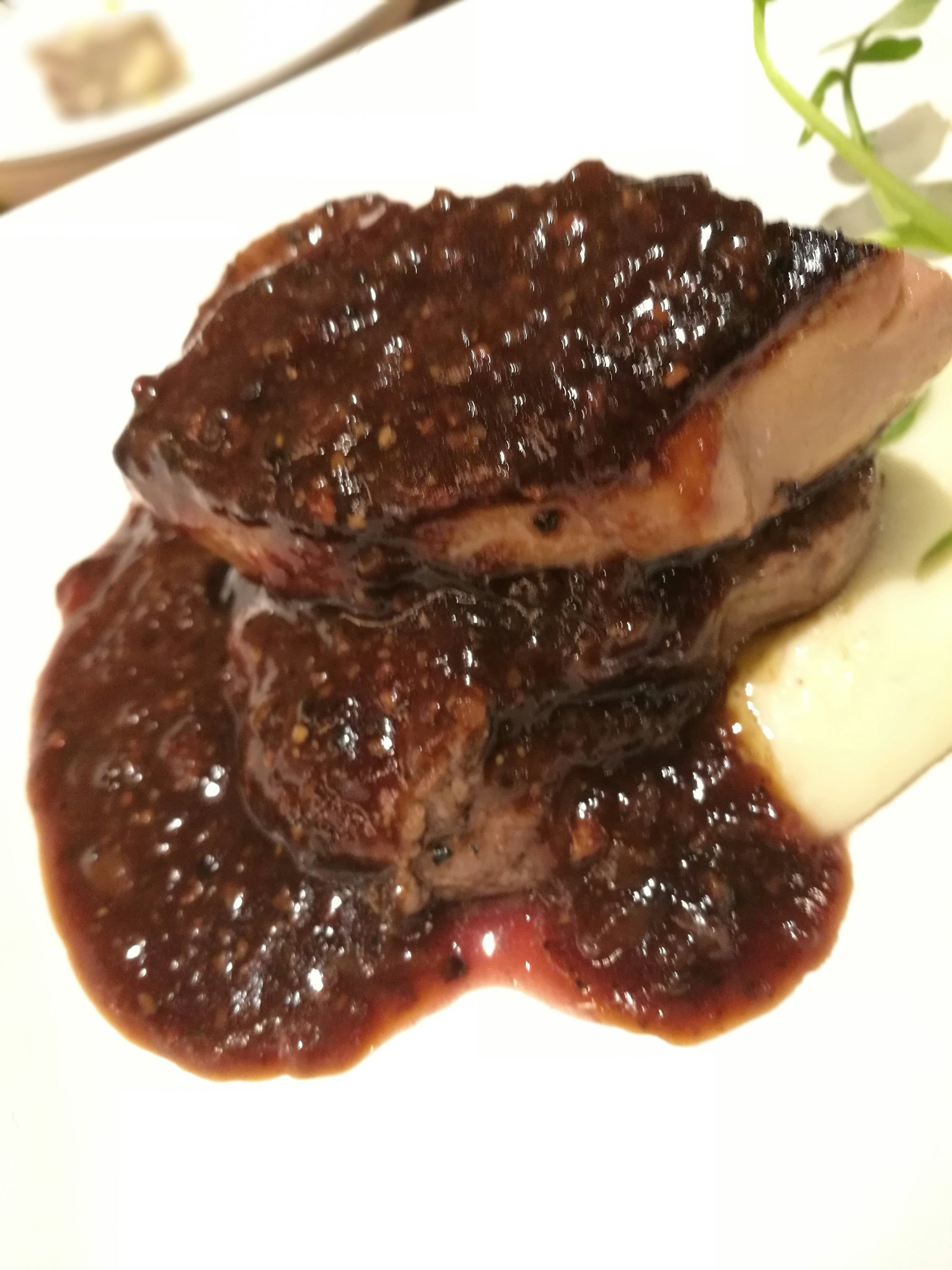 Plat de viande juteux garni de sauce riche