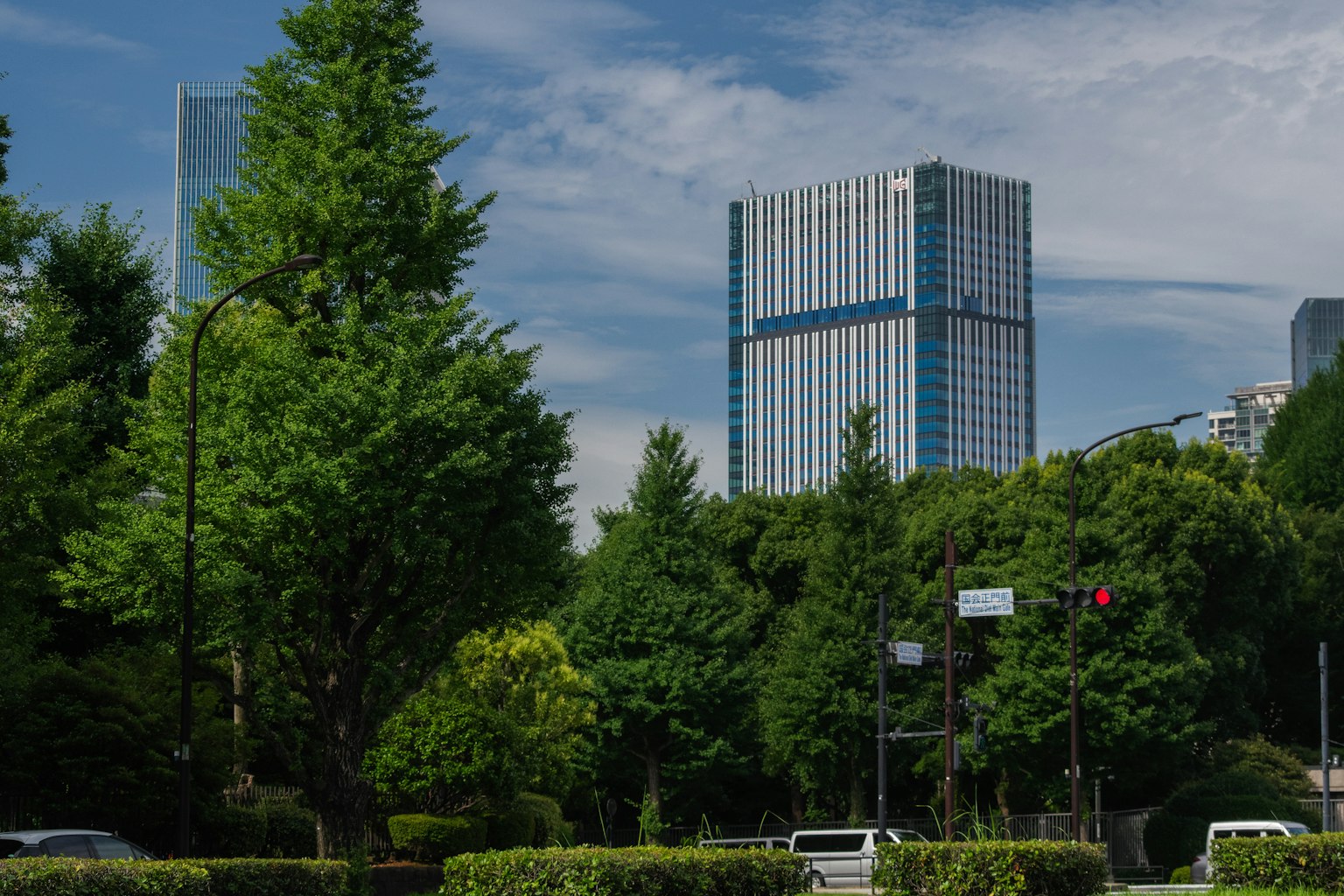 Modernes Gebäude umgeben von üppigem Grün und blauem Himmel
