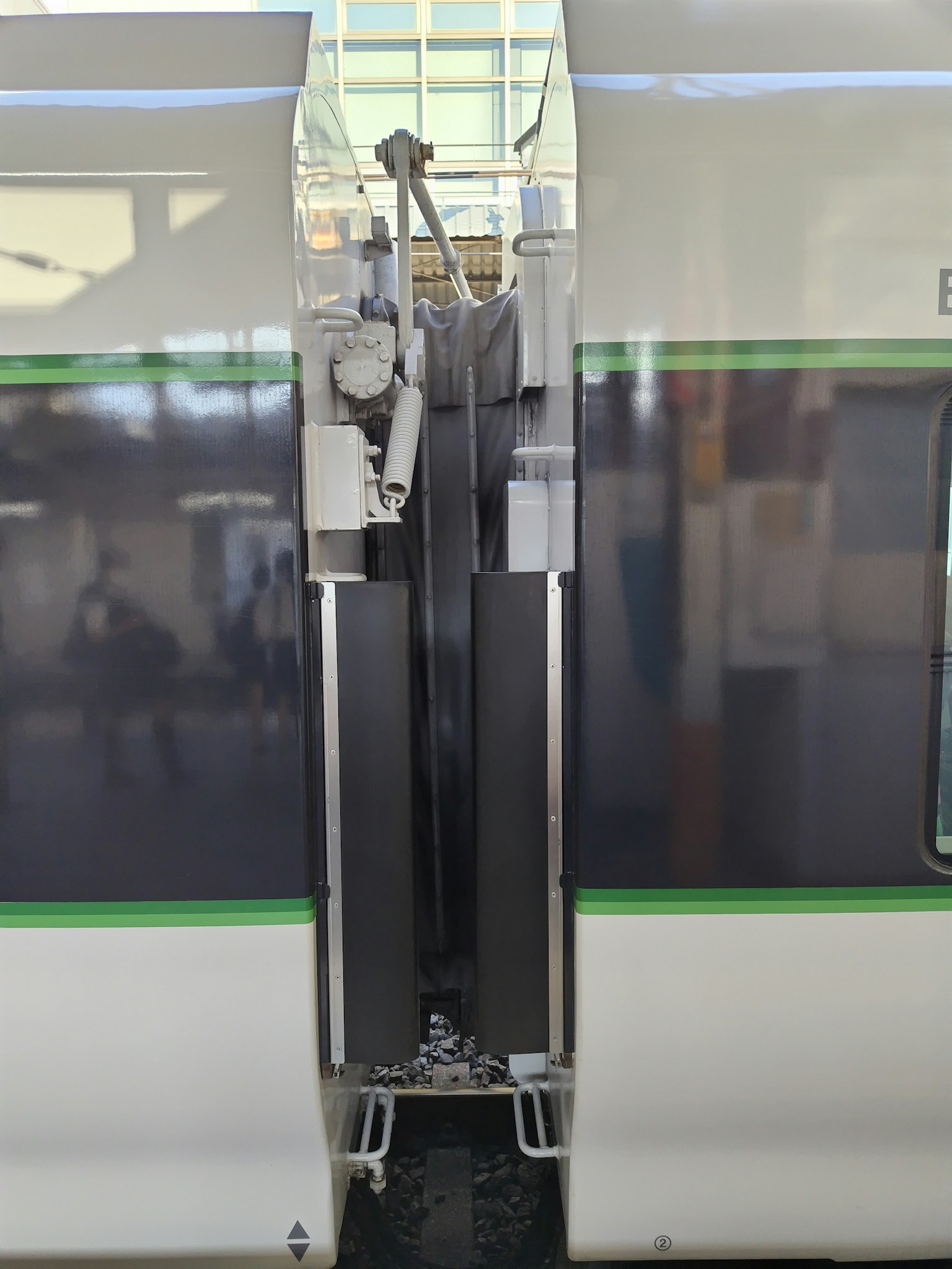 Vista ravvicinata delle porte del treno che mostra il meccanismo