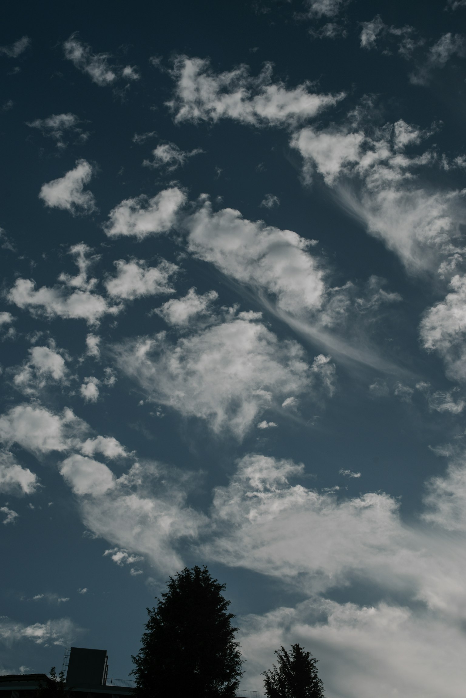 Un paesaggio con nuvole bianche sparse in un cielo blu