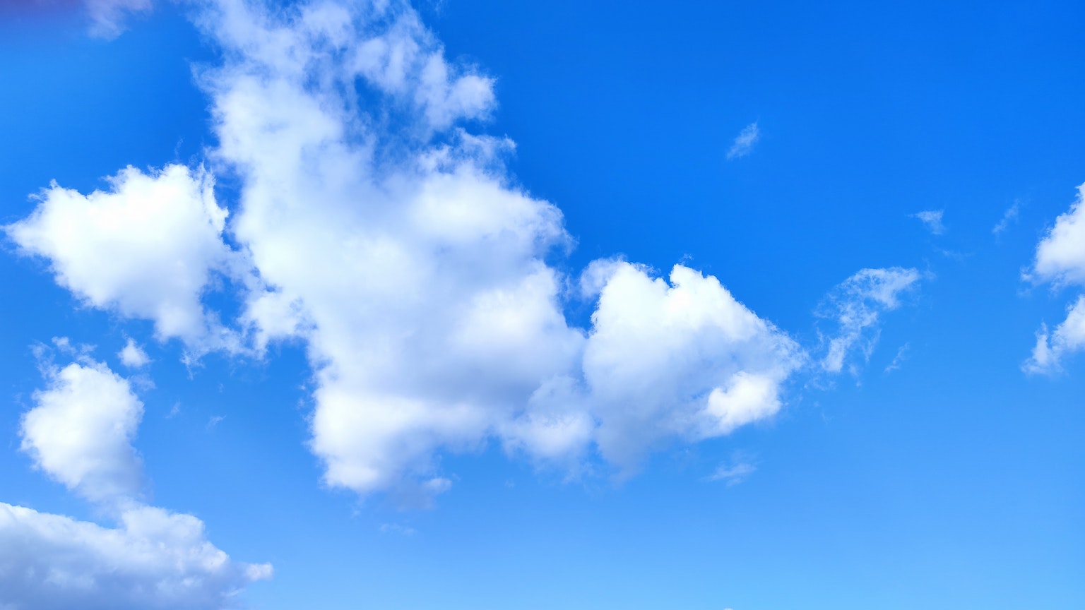 Langit biru dengan awan putih berbulu