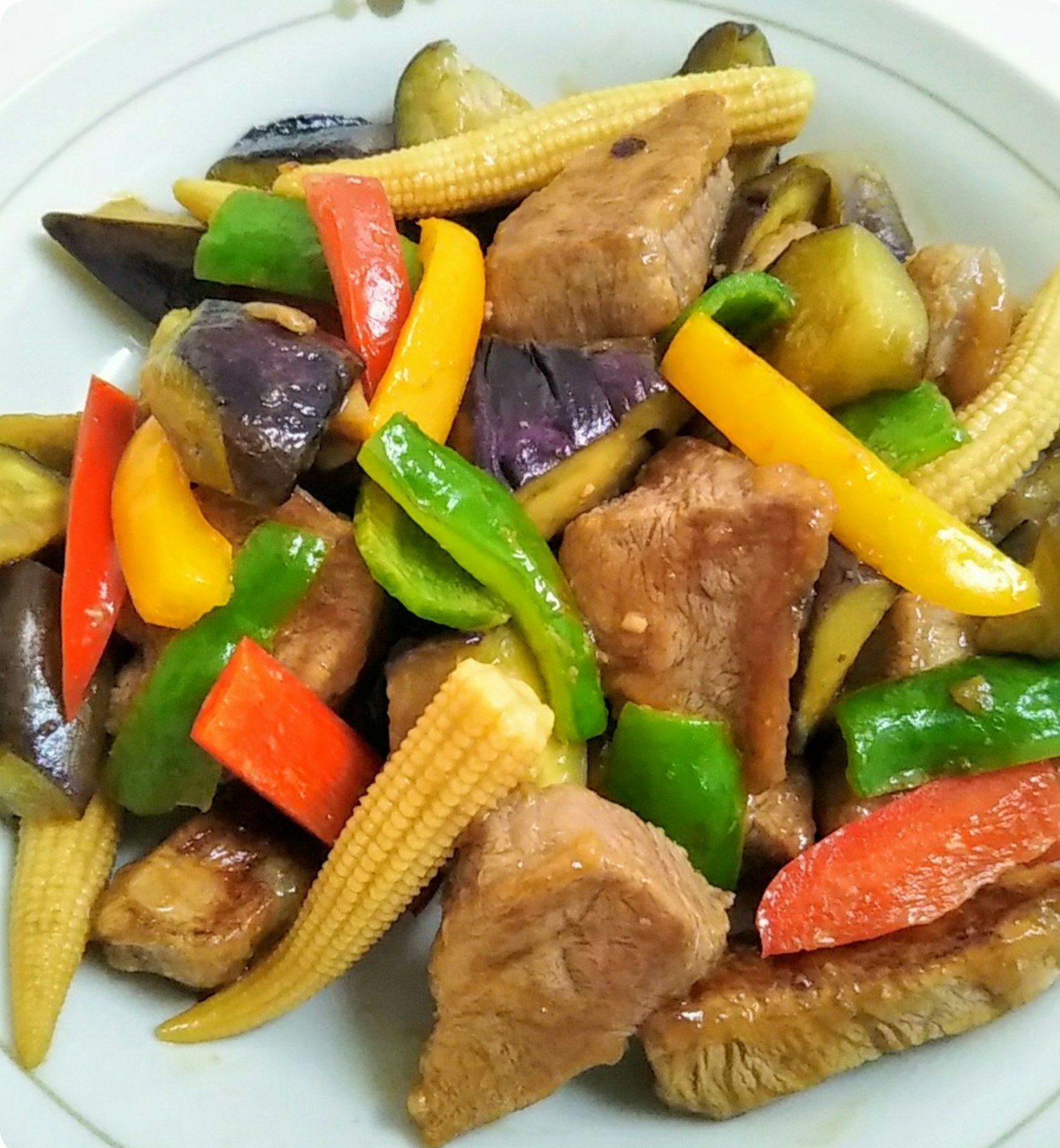 一盘色彩丰富的蔬菜和猪肉炒菜