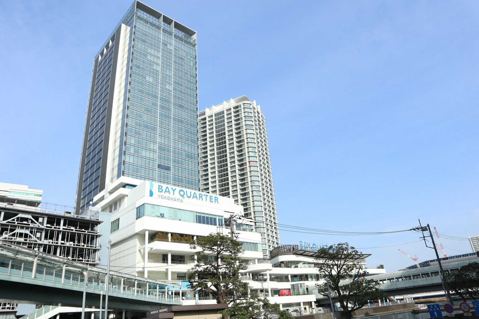 城市景觀，特色高樓與晴朗藍天