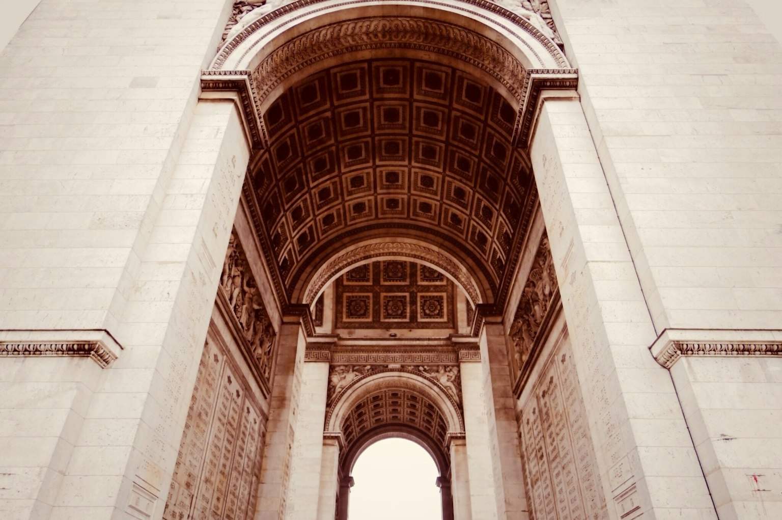 Vue vers le haut de l'intérieur de l'Arc de Triomphe montrant des détails architecturaux