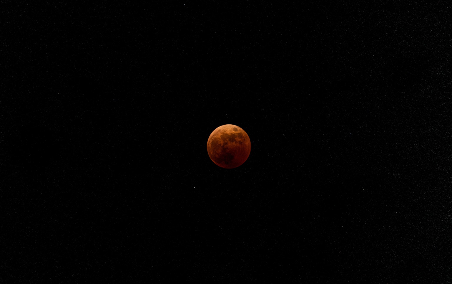 검은 우주 배경에 떠 있는 빨간 행성