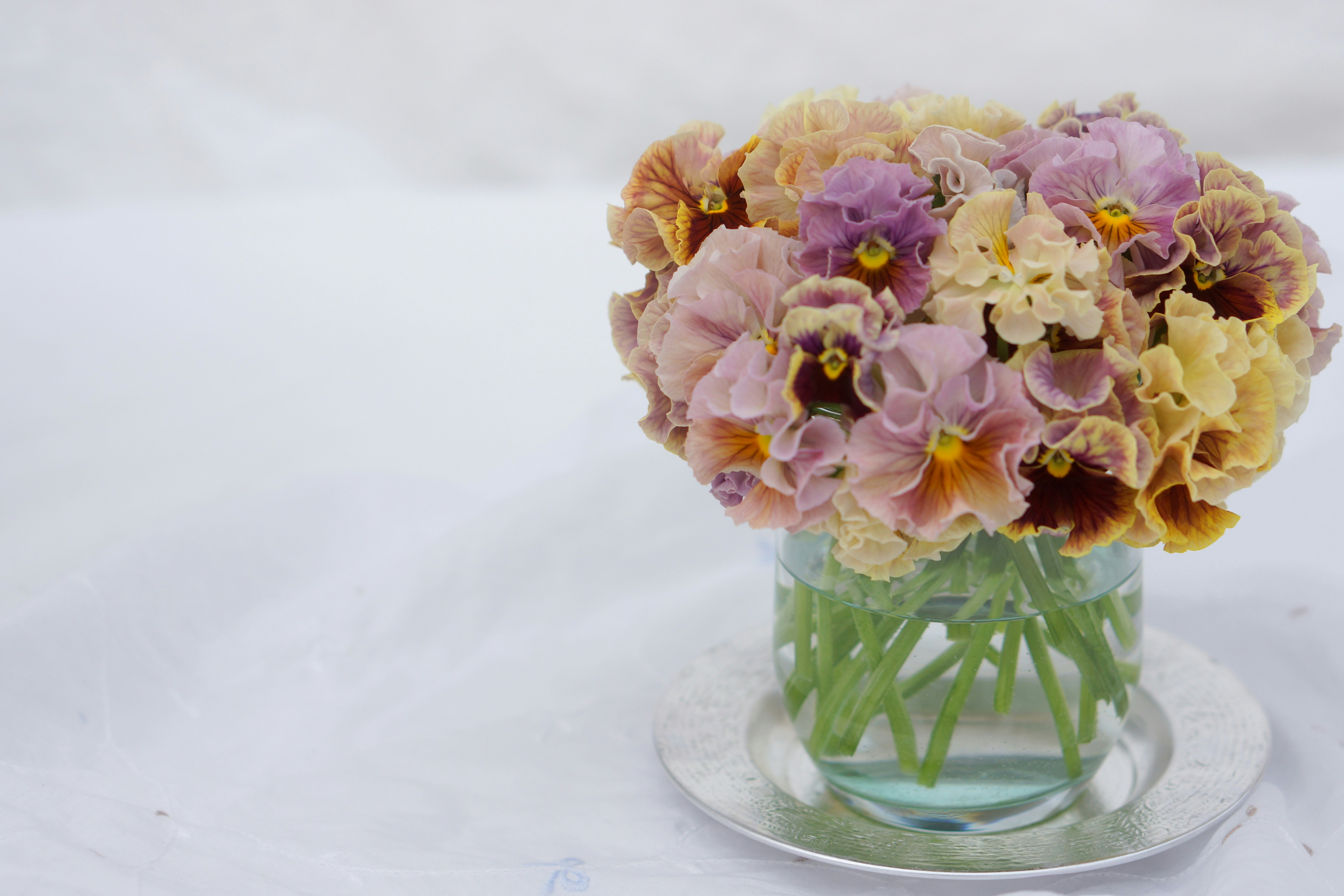 ガラスの花瓶に生けた色とりどりの花束
