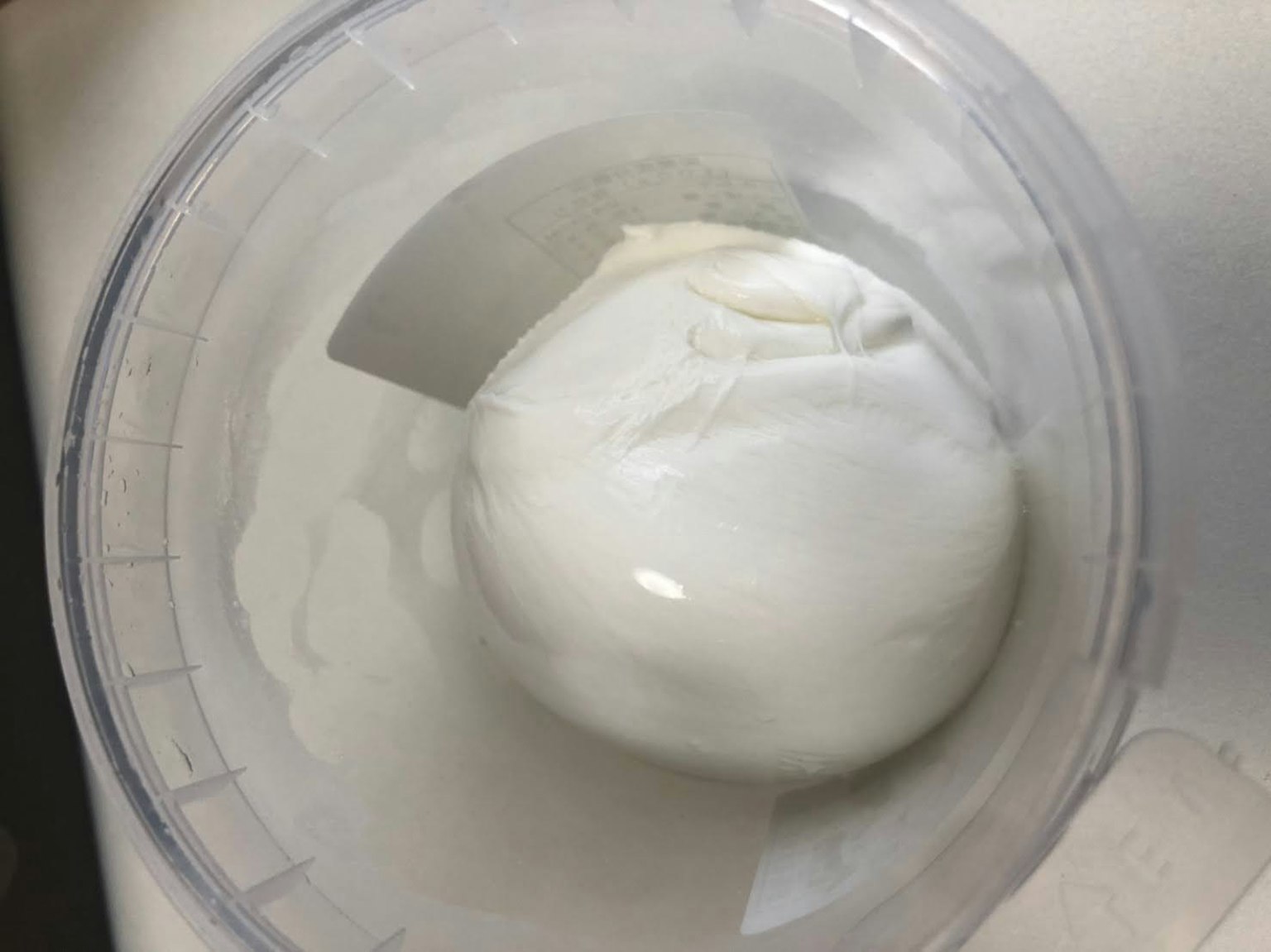 透明容器內的白色奶油狀物質