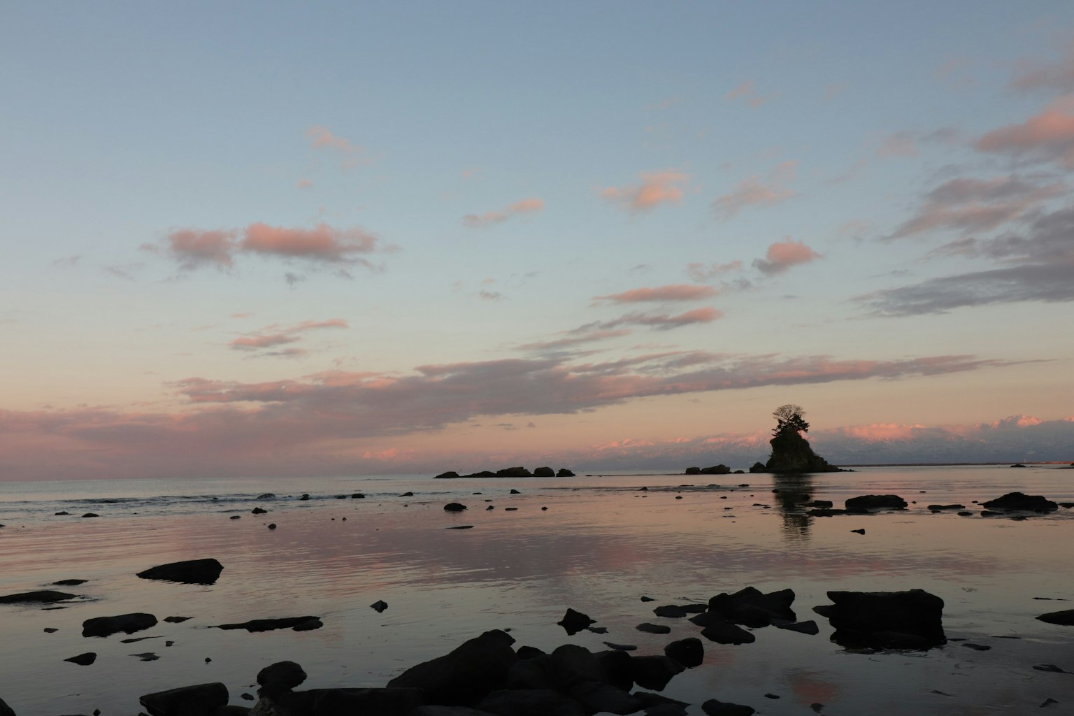 Paesaggio marino sereno con colori delicati del tramonto