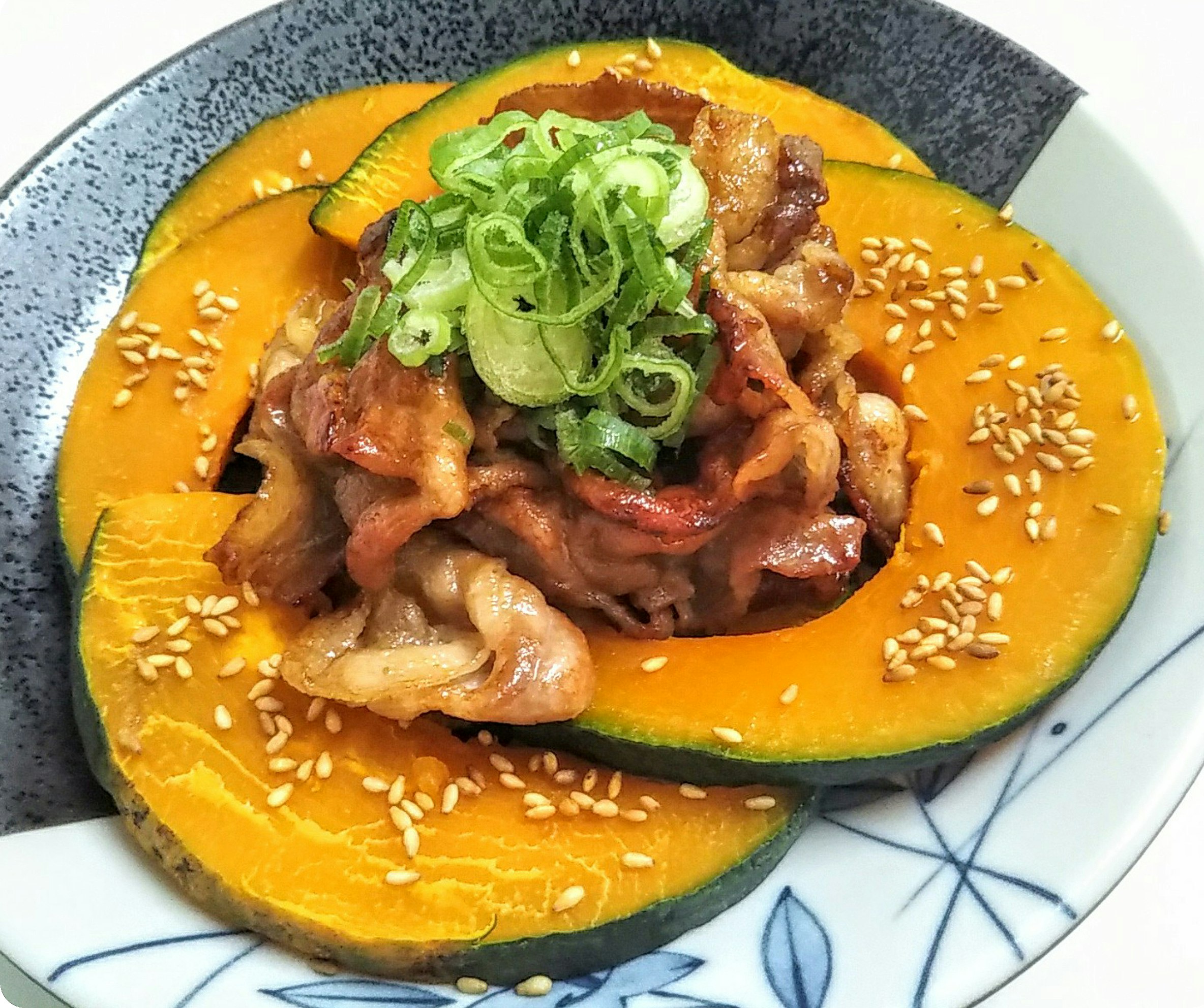 南瓜碗盛放的肉類與蔬菜料理