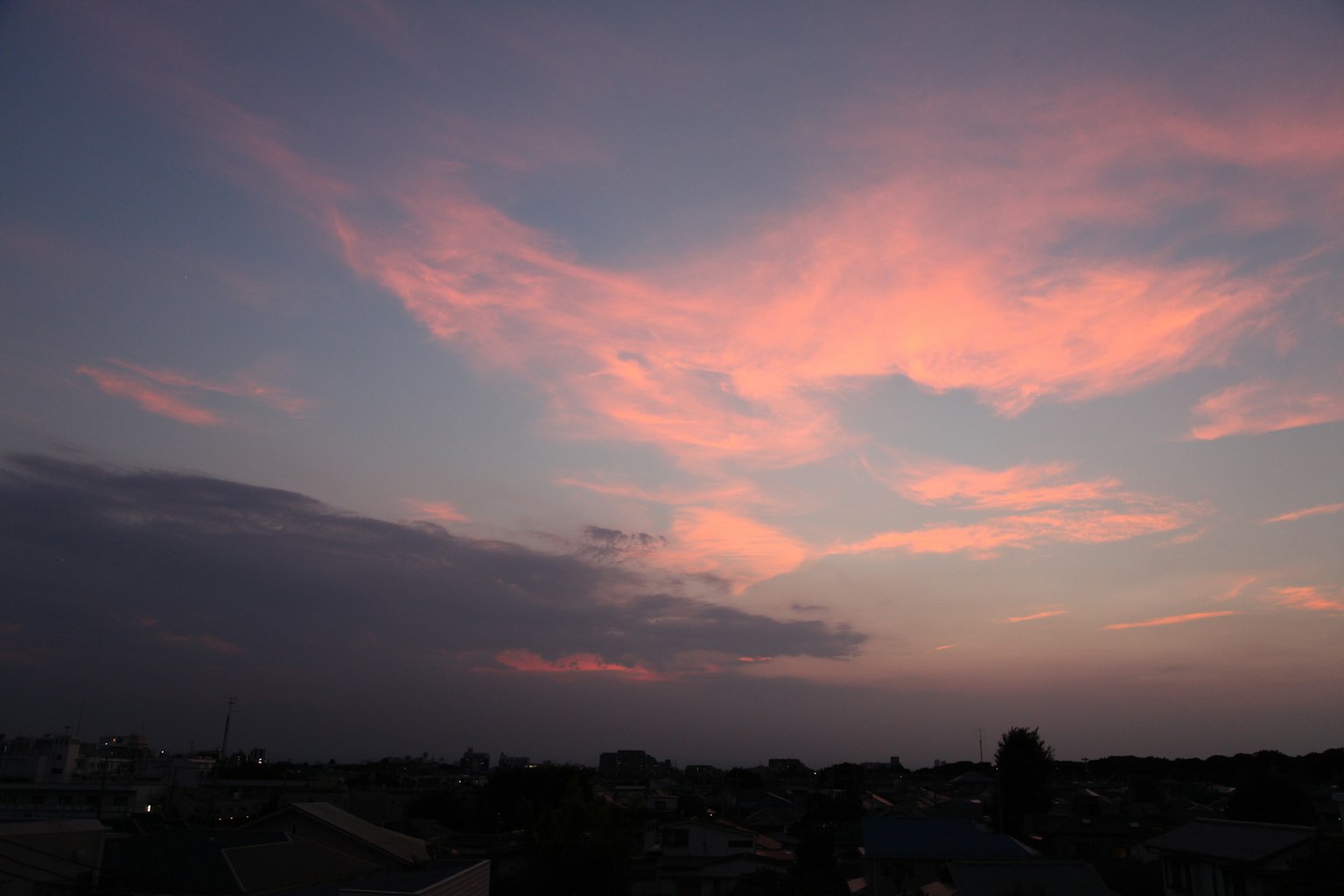 ท้องฟ้าตอนพระอาทิตย์ตกสวยงามมีเมฆสีชมพูและสีม่วง