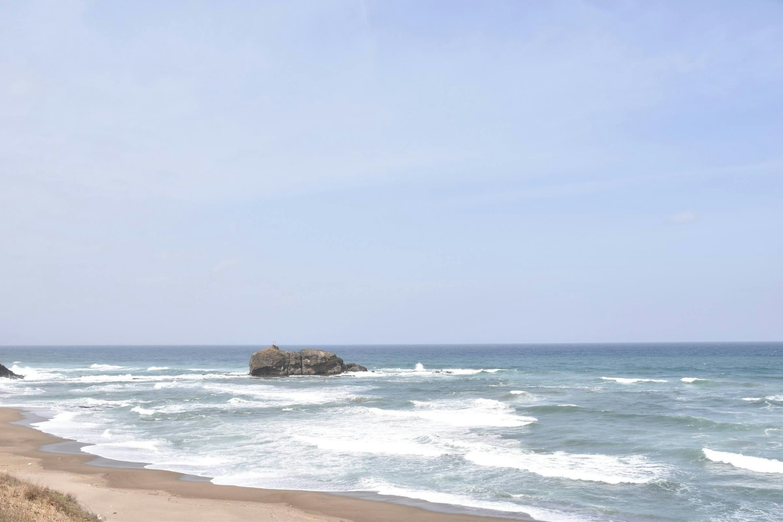 Landschaft eines Strandes mit blauen Meereswellen