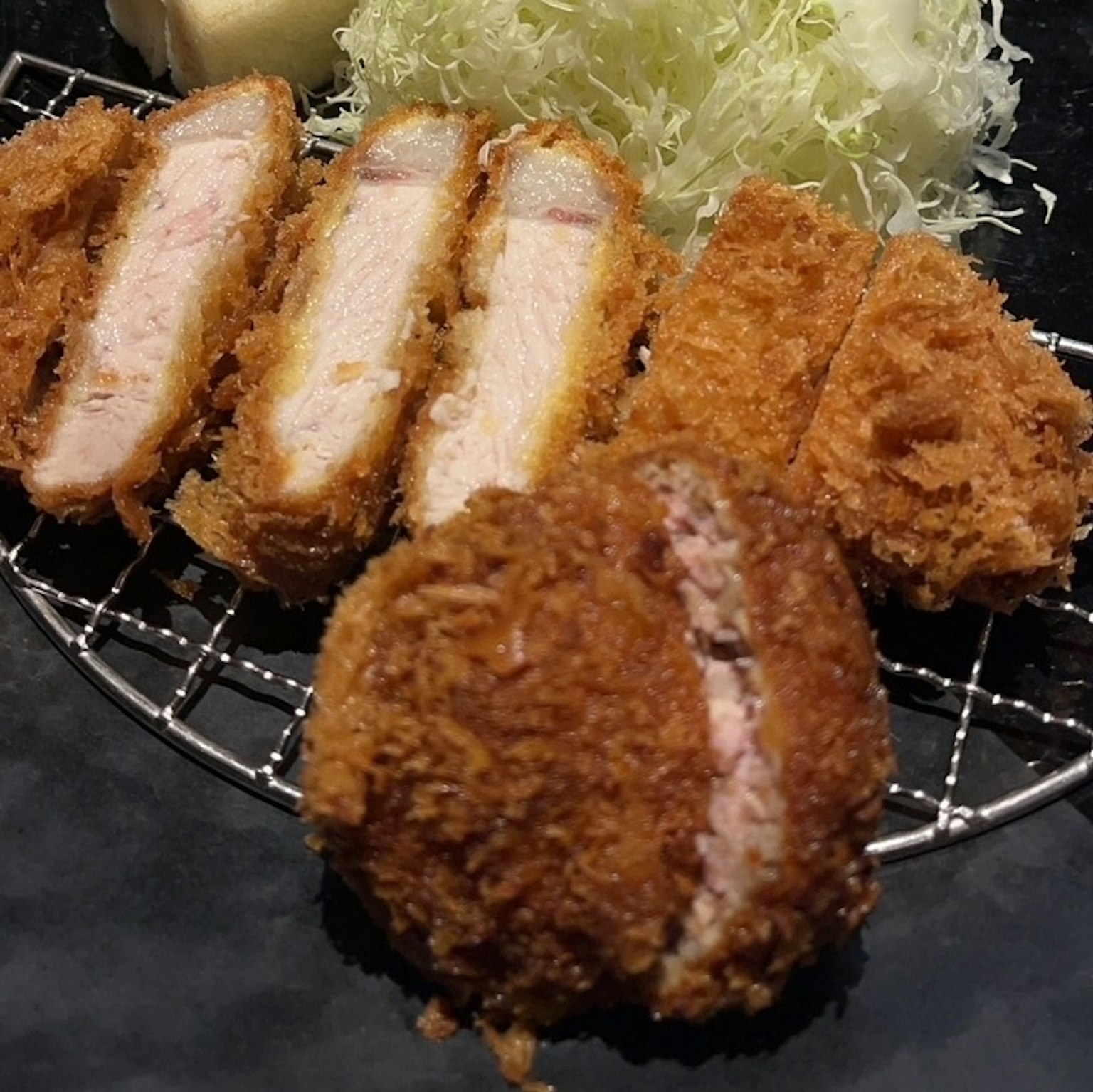 Knuspriges Tonkatsu serviert mit gehobeltem Kohl