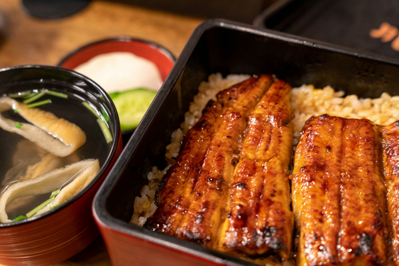 Lươn nướng trên cơm trong hộp bento với súp miso