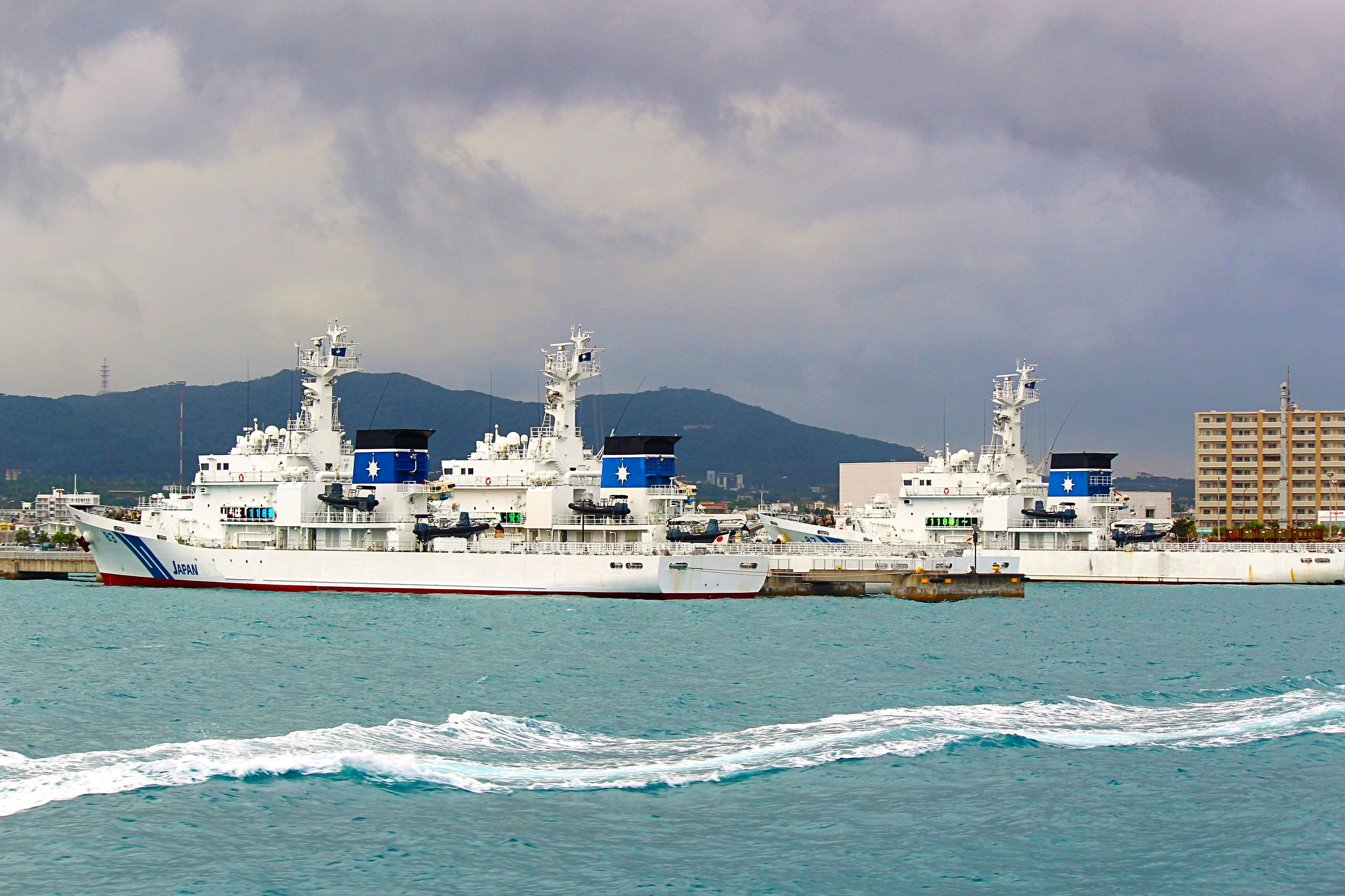 多艘軍艦停靠的港口海景