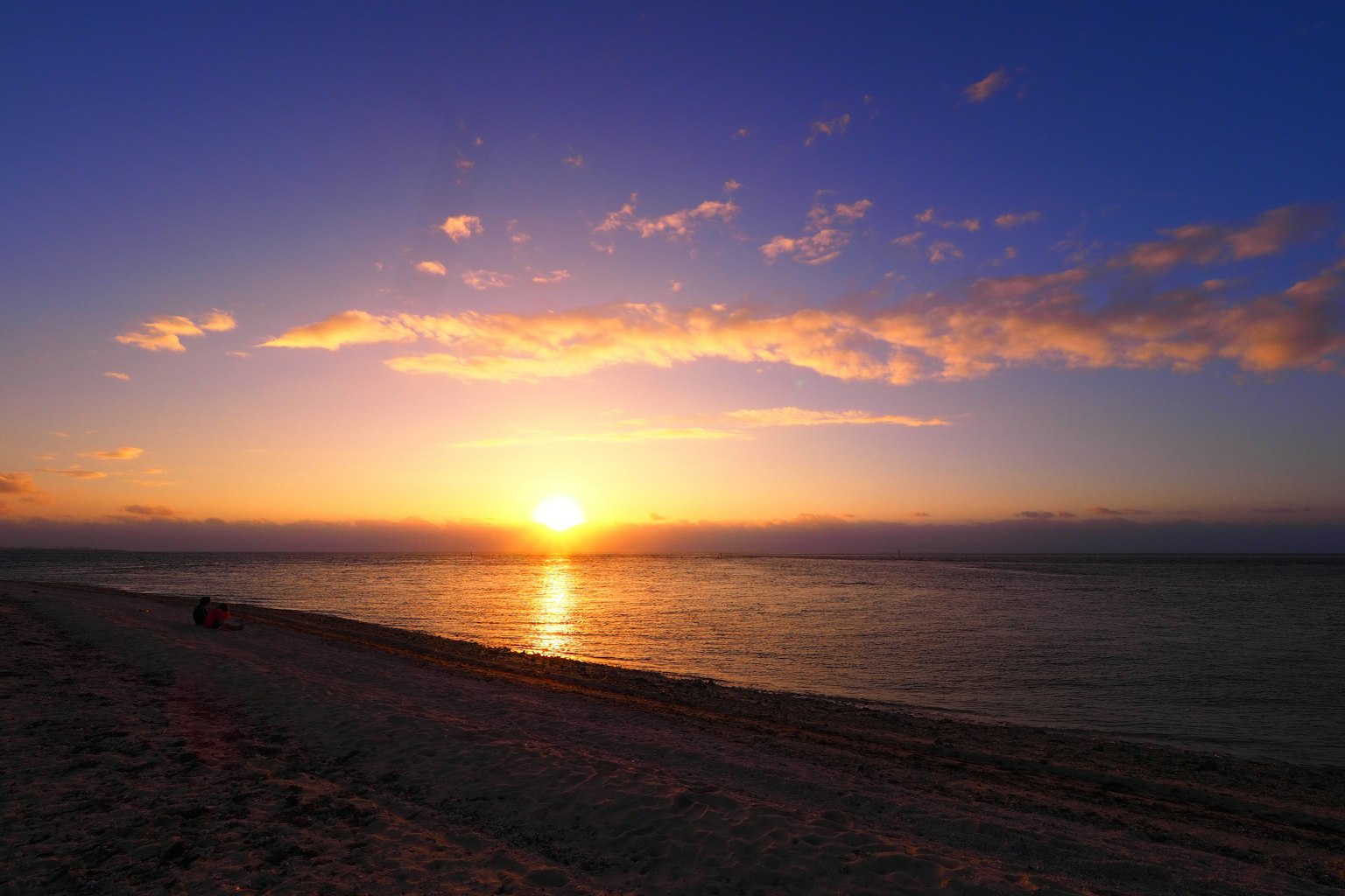 Splendido tramonto sull'oceano con colori vivaci